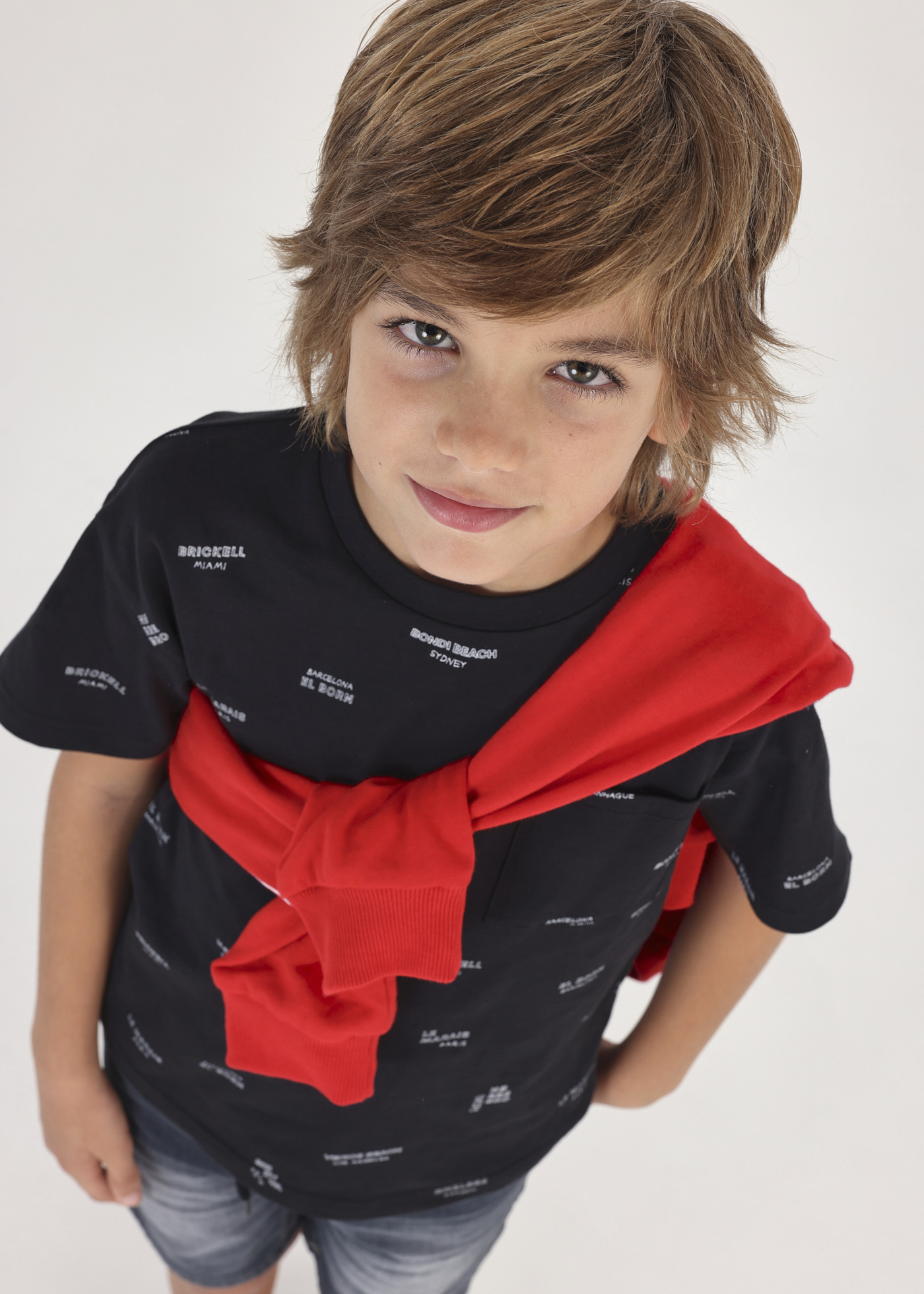 Camiseta infantil com estampa em algodão sustentável.