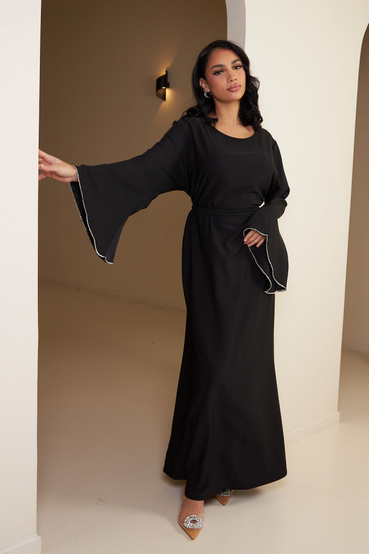 Robe noire ceinturée à perle sur les manches