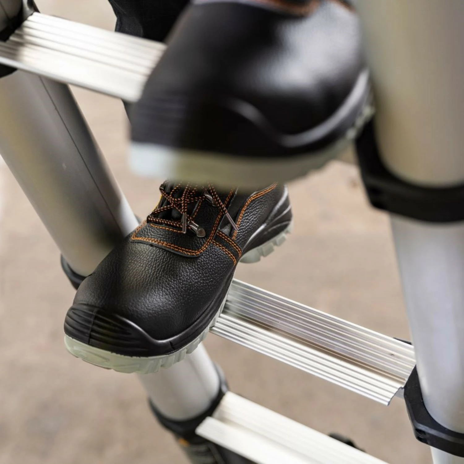 Batavia 7064831 Giraffe Pro Telescopische ladder met Hoekindicator, SoftClose & AntiSlip - 4.15m - 14 sporten