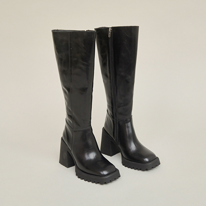 Bottes hautes à semelles crantées et bouts carrés  en cuir noir