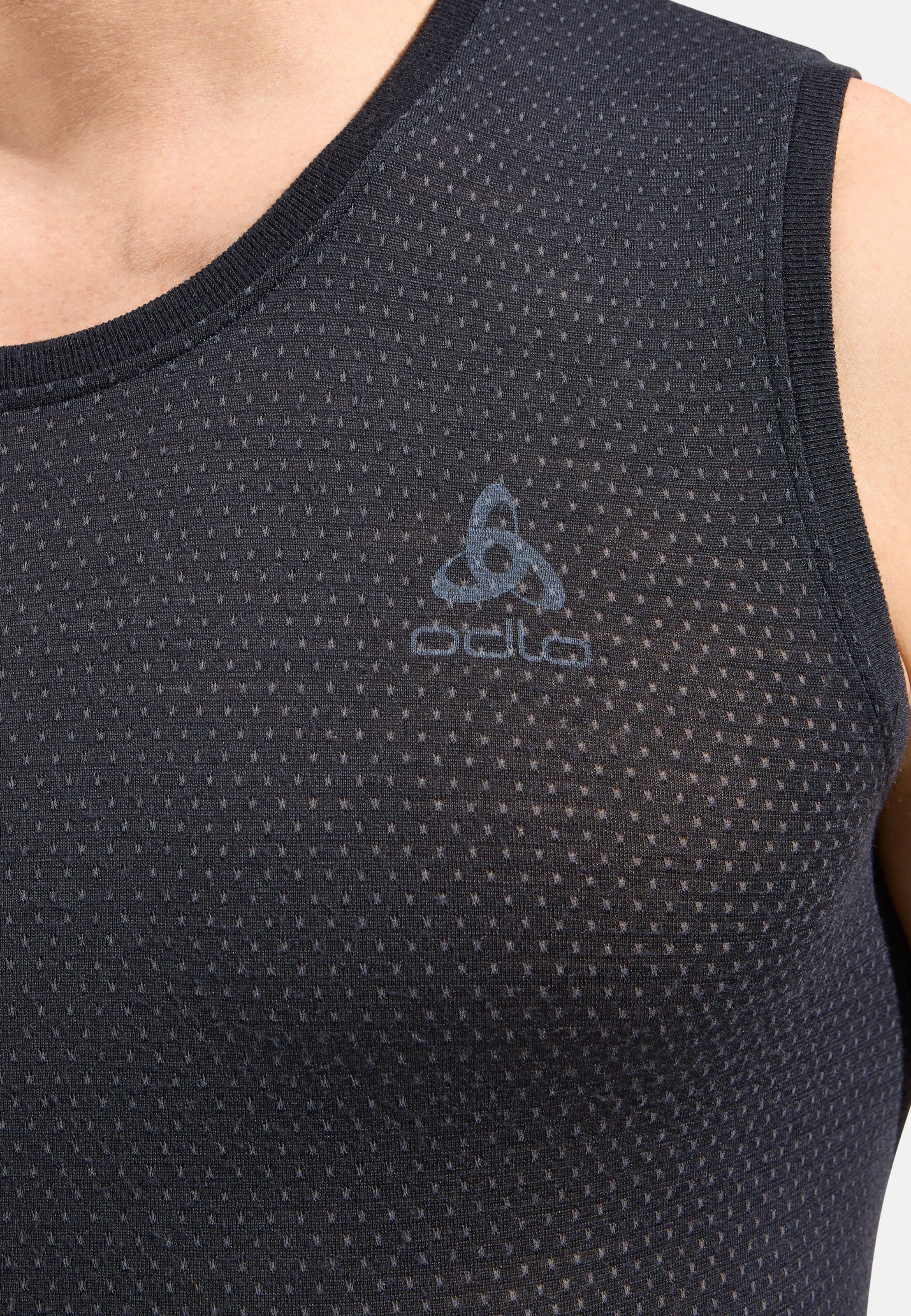 Performance Wool 140 Base Layer Singlet in black