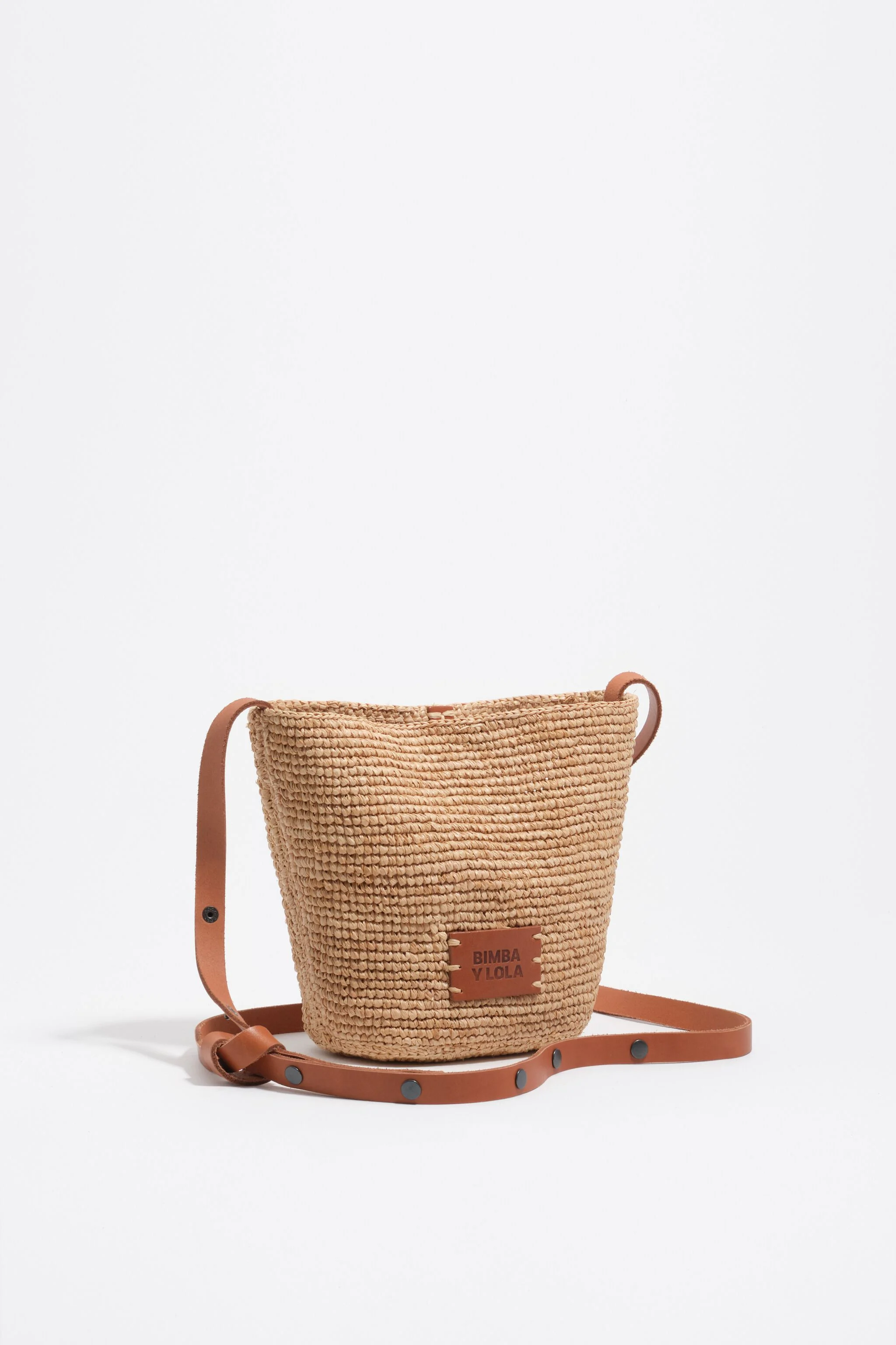 Bolsa pequena trançada de ráfia natural