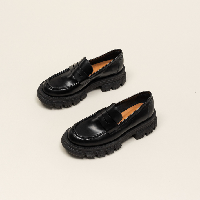 Mocassins à semelles crantées  en cuir glacé noir