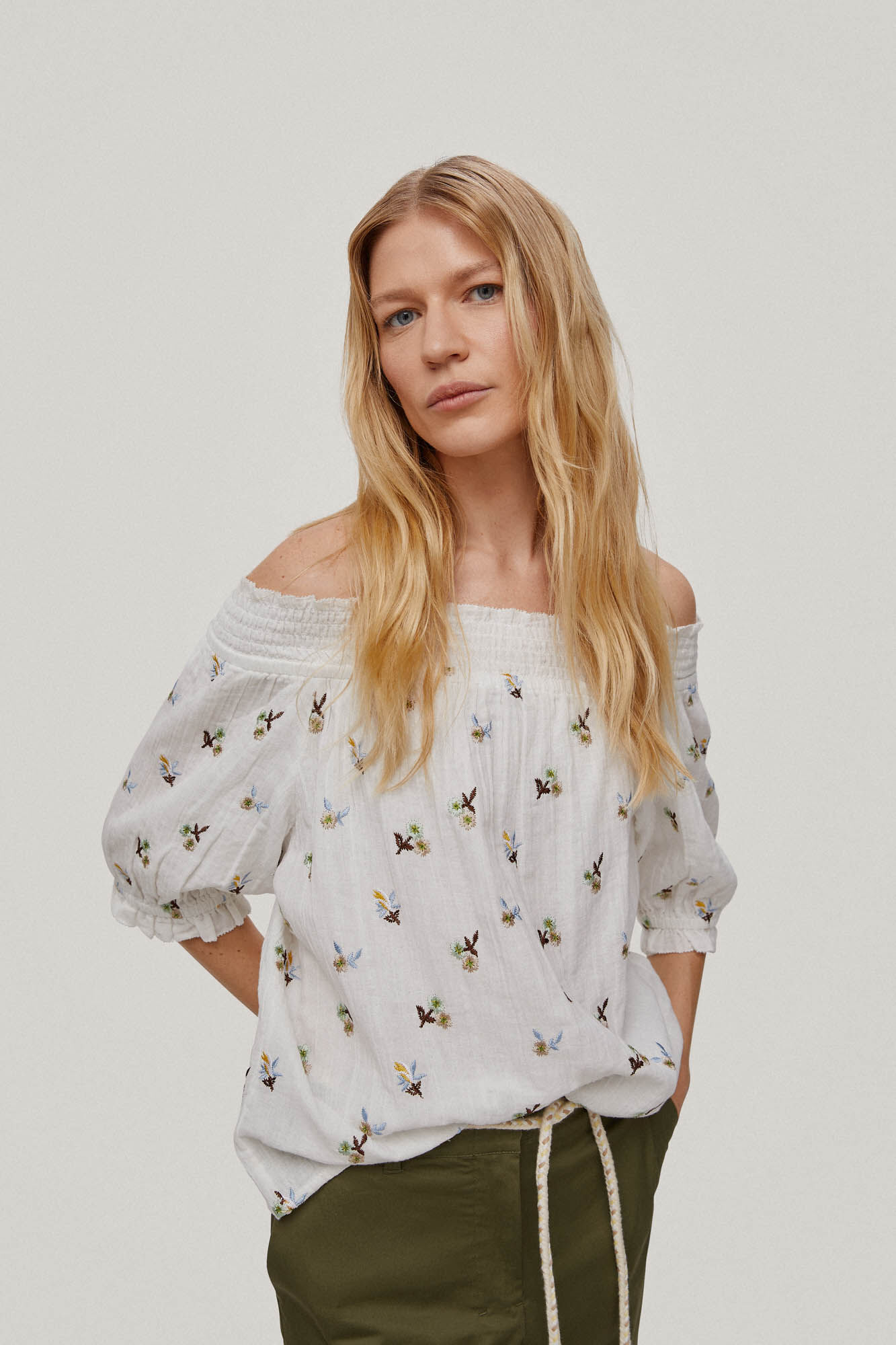 Blusa ombro a ombro bordada - Crudo