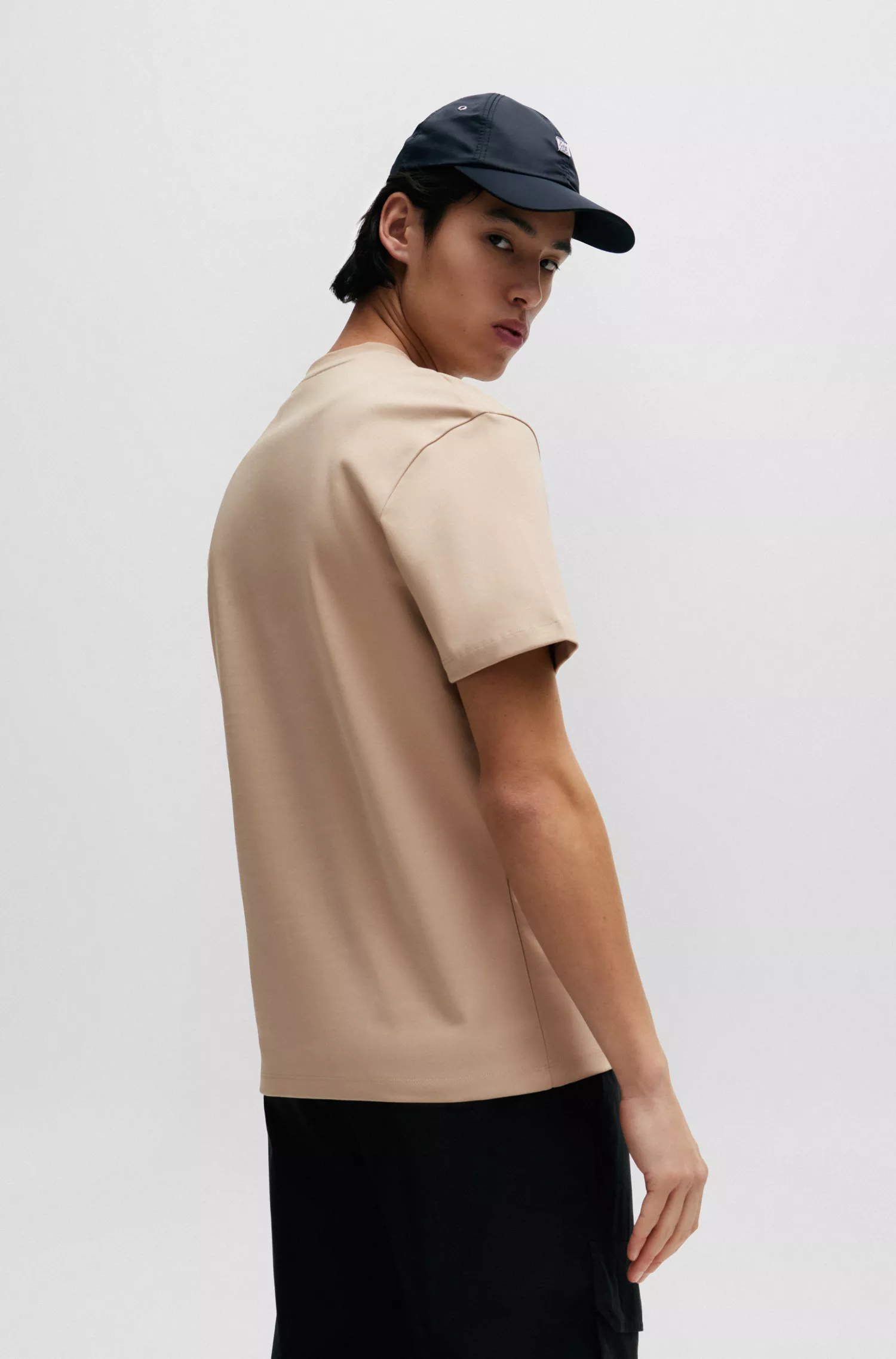 Camiseta HUGO vermelha de algodão interlock com modelagem regular e logo sobreposto.
