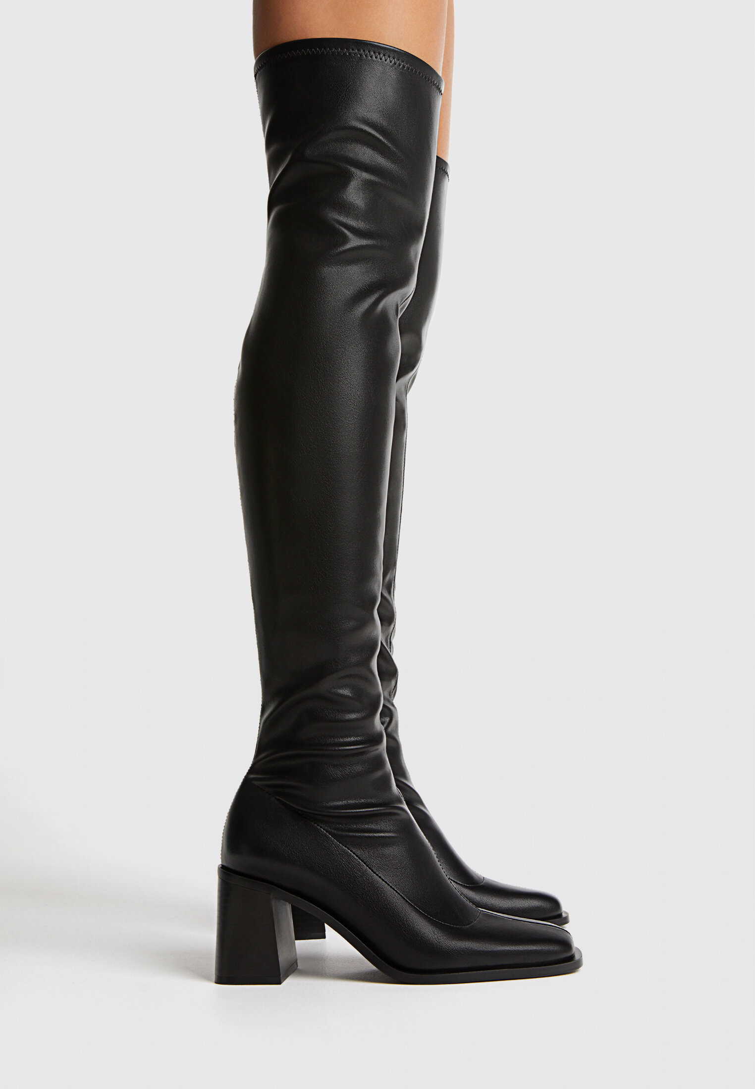 Botas de salto alto acima do joelho