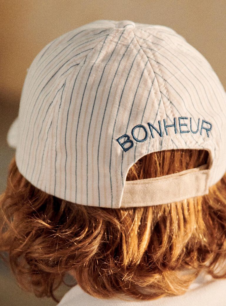 Casquette à rayures beige et bleu