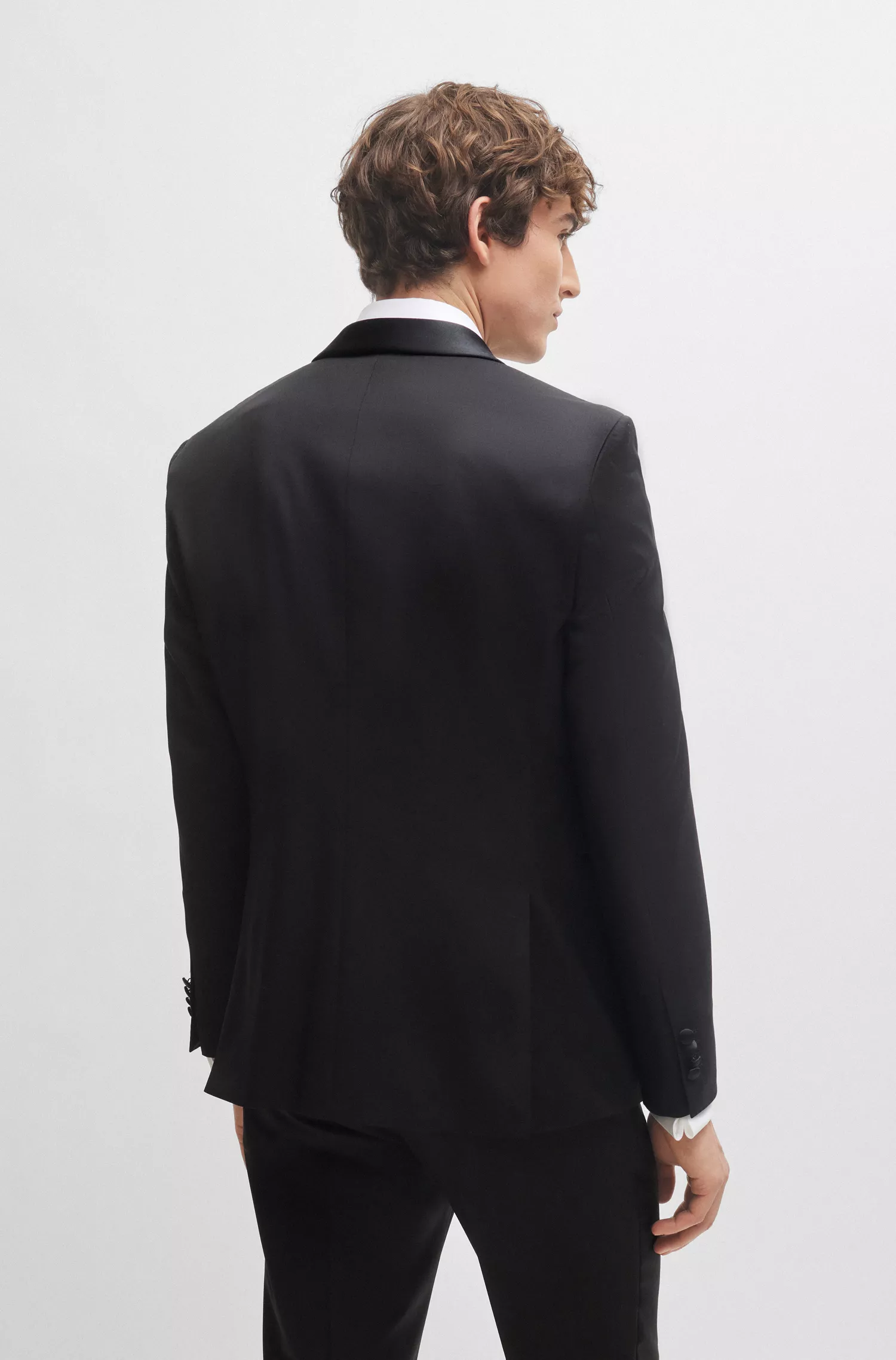 Blazer de smoking BOSS preto, corte regular, em sarja de lã virgem.