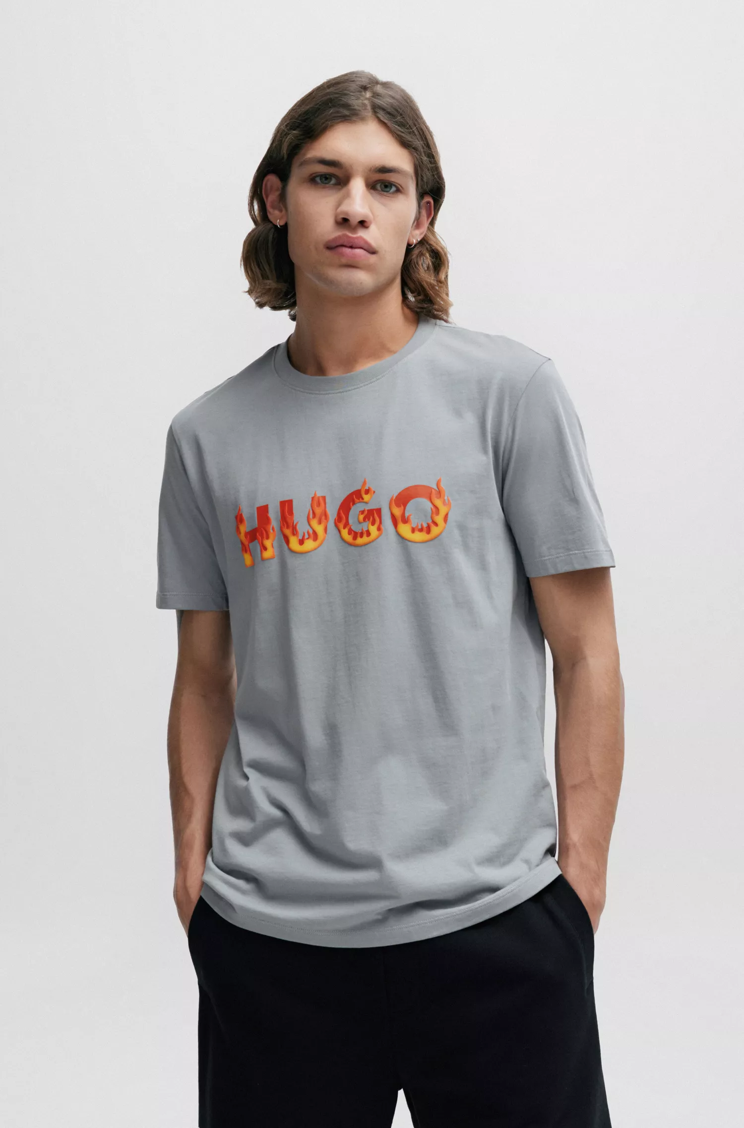 Camiseta HUGO vermelha em malha de algodão com logo de chama em relevo