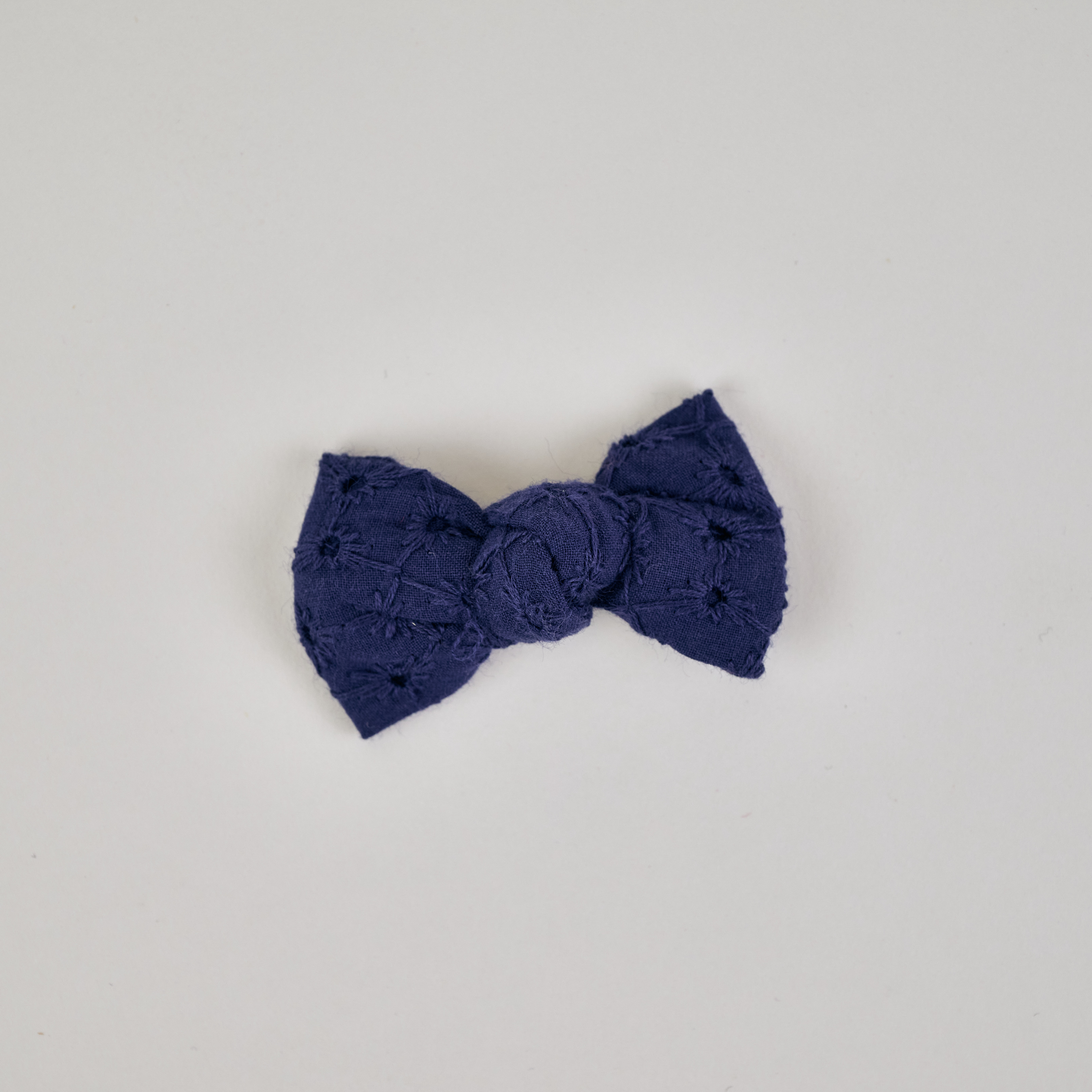 Barrette Petit Noeud Broderie Anglaise Marine