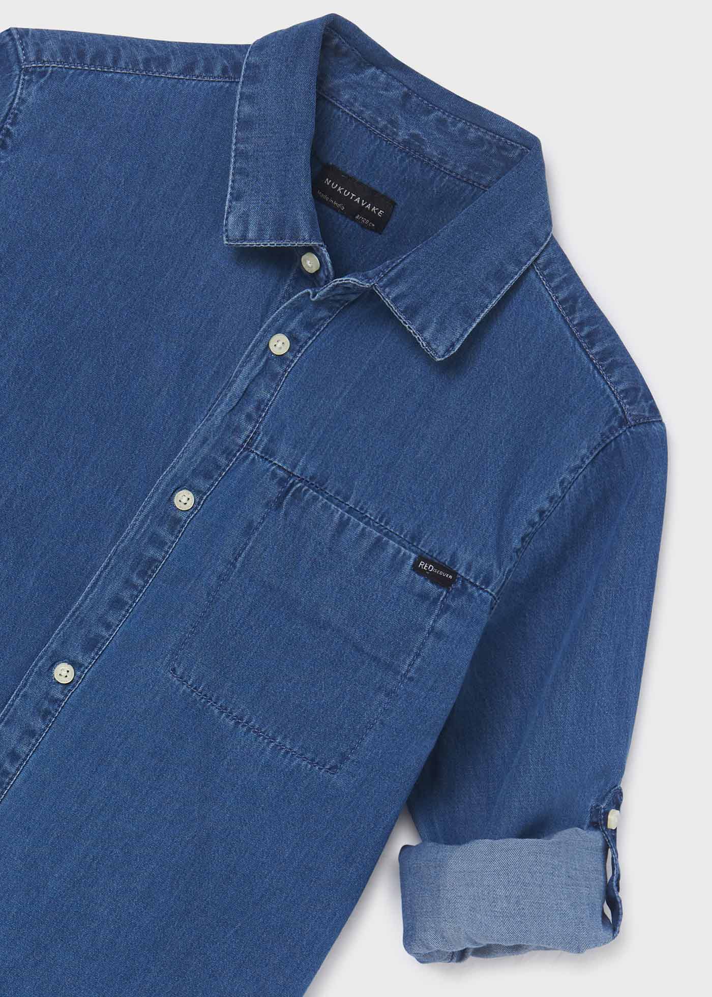 Camisa jeans de manga comprida para menino, feita com algodão sustentável.