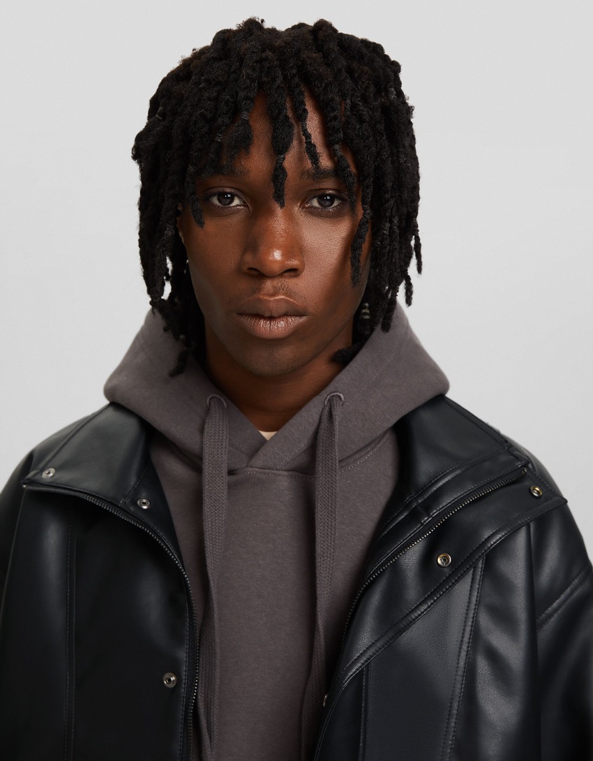 Jaqueta bomber oversized em couro sintético