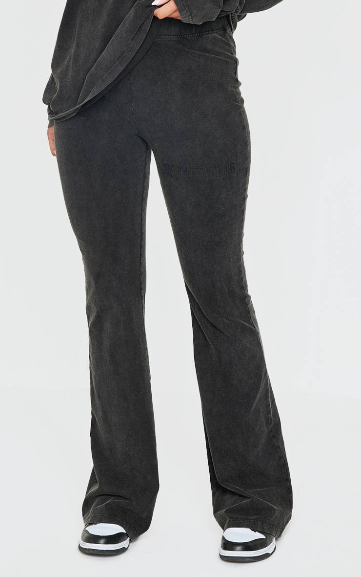Noir Prettylittlething Pantalon Évasé Skinny Noir Délavé Avec Logo En Relief