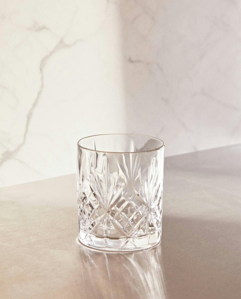 Copo de cristal com design em relevo