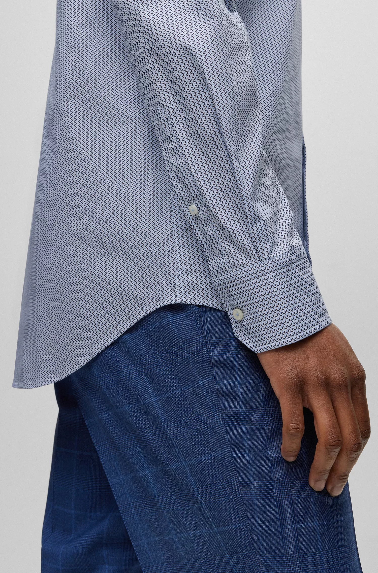 Camisa BOSS preta de corte regular em algodão elástico estampado.