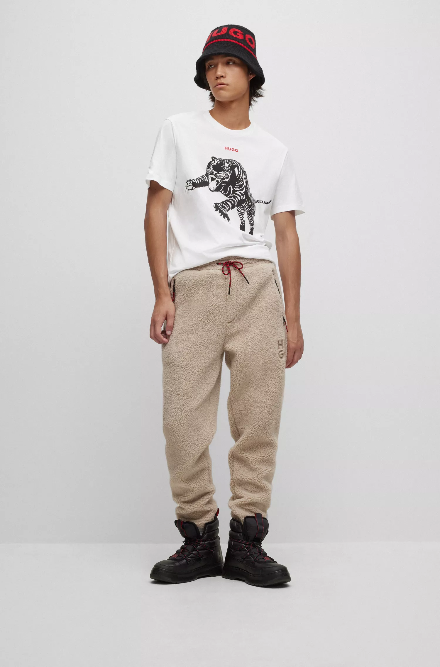 Camiseta HUGO vermelha em malha de algodão com estampa e logotipo.