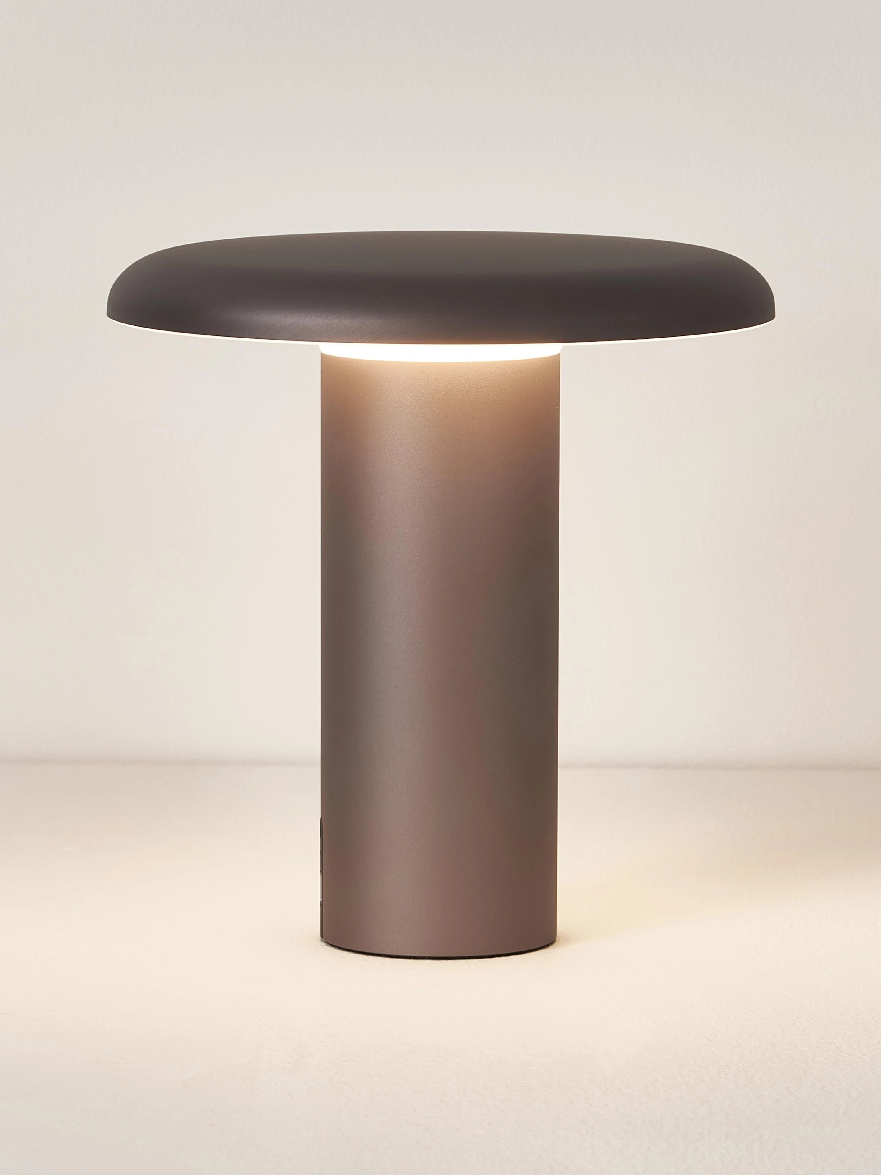 Kleine mobiele LED tafellamp Takku, dimbaar