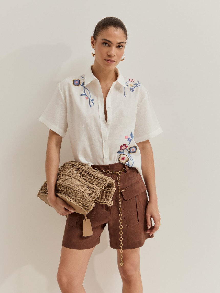 Camisa de manga curta com bordado floral