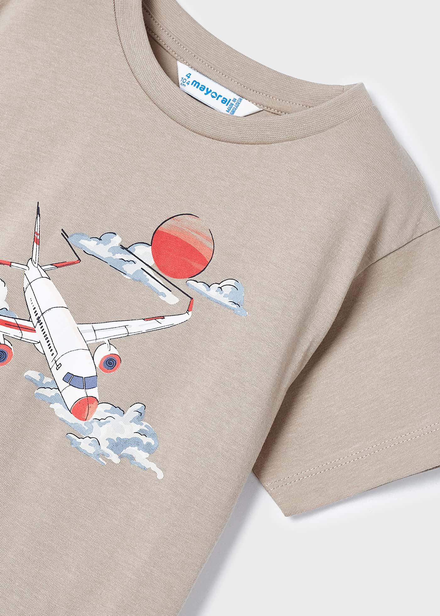 Camiseta Better Cotton com estampa de avião para meninos, cor creme.