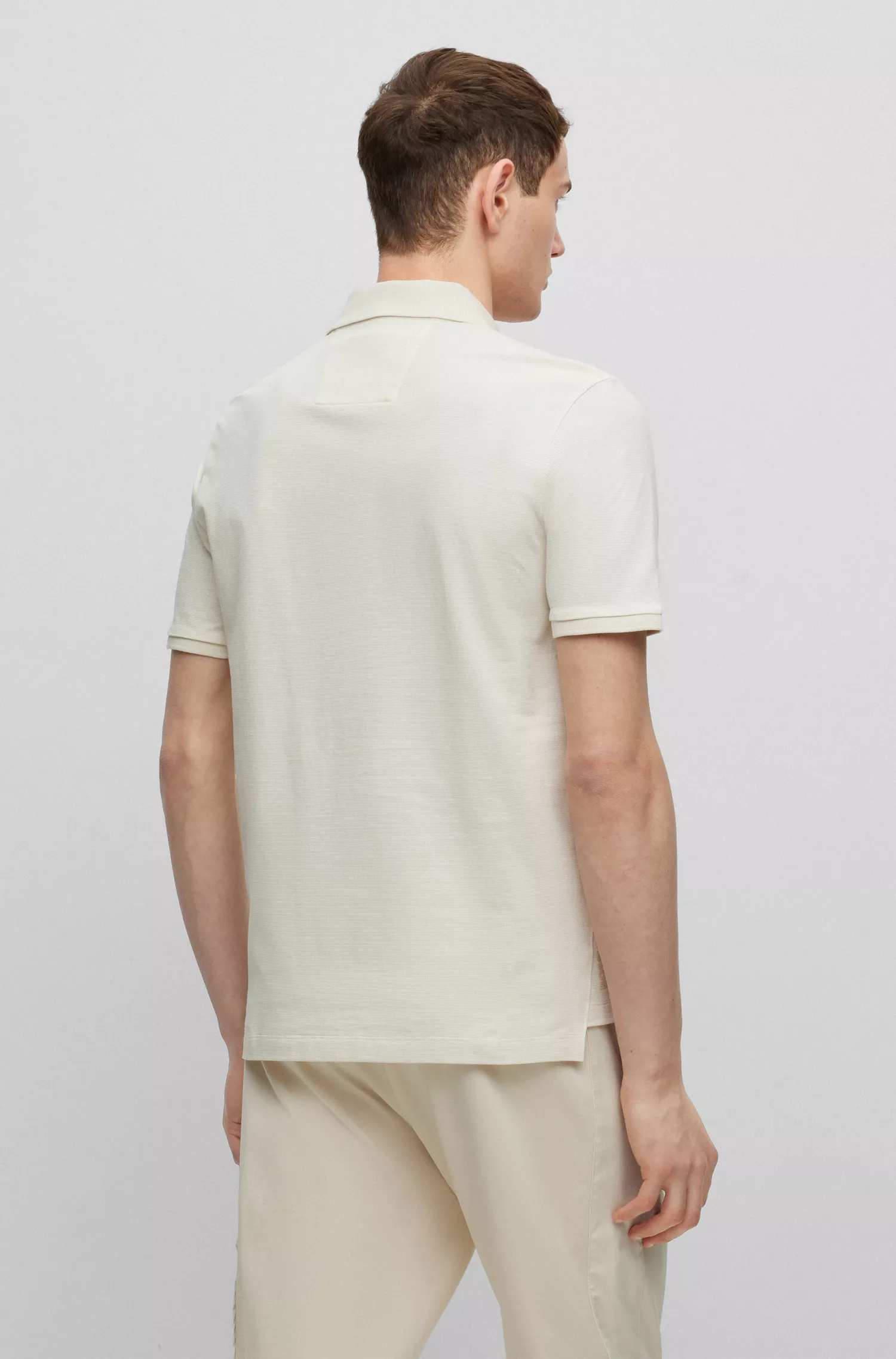 Camisa polo BOSS preta, corte regular, em algodão estruturado.