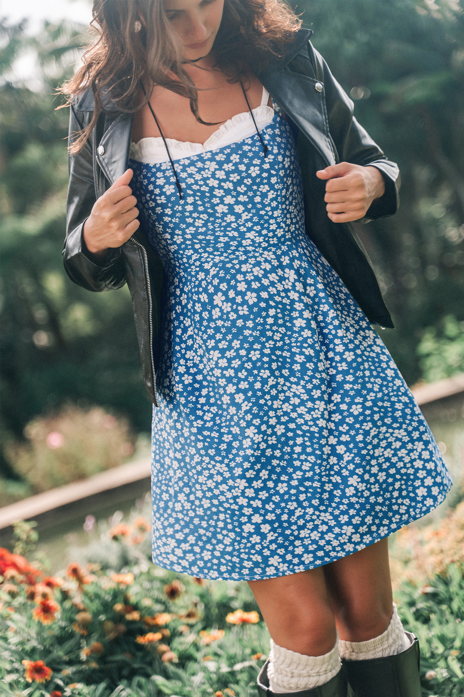 Robe mini fleurie sans manches à col en cœur bleu