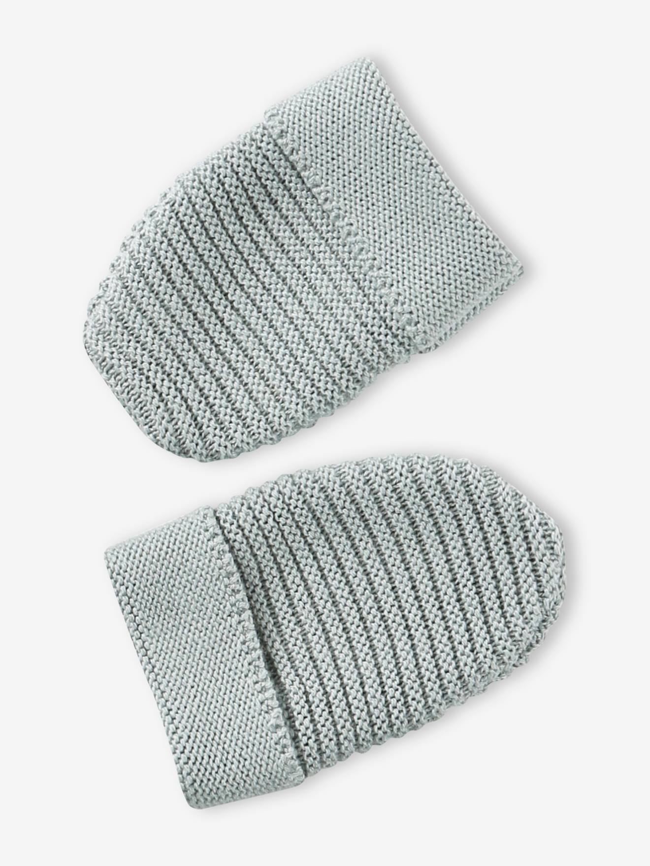 Conjunto para recém-nascido com gorro, luvas e sapatinhos, acompanhado de bolsa azul-marinho combinando.