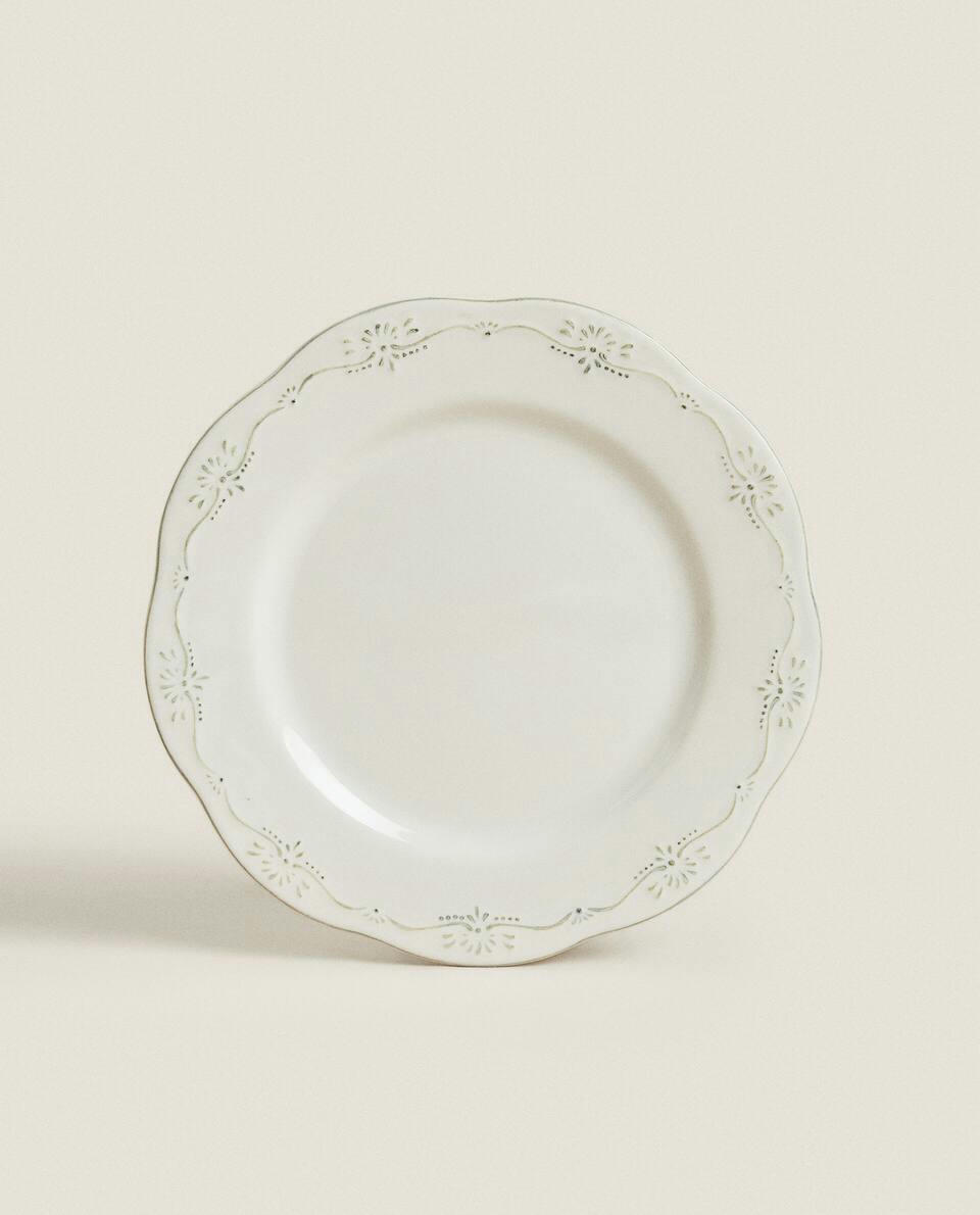 Prato de jantar de cerâmica com decoração natalina em relevo