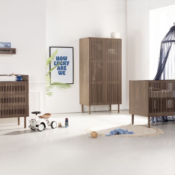 Kidsmill Dai Babykamer Walnoot | Ledikant 120 x 60 cm   Commode