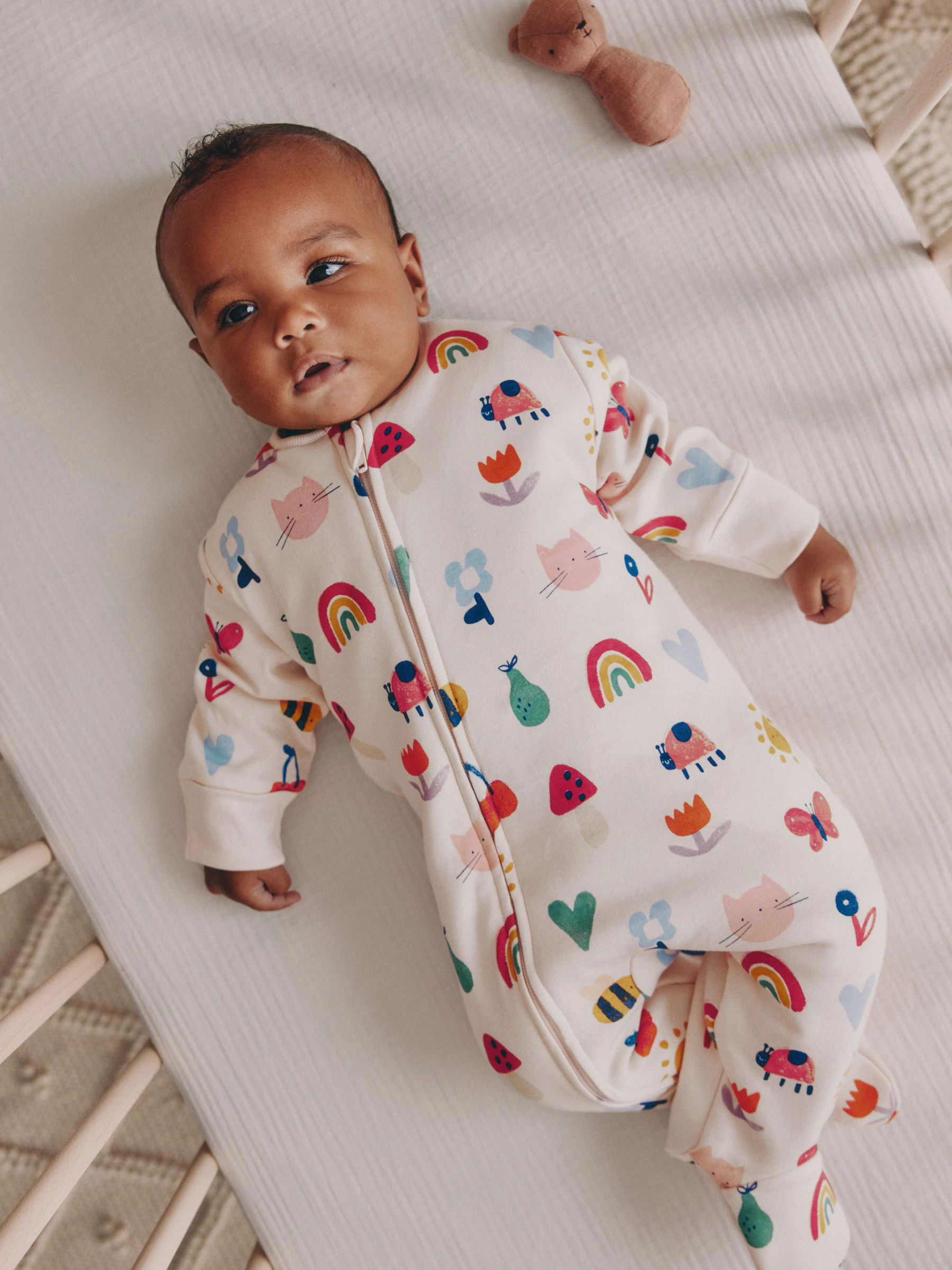 Felgekleurd met figuurtjes - 2.5 TOG gewatteerde babypyjama