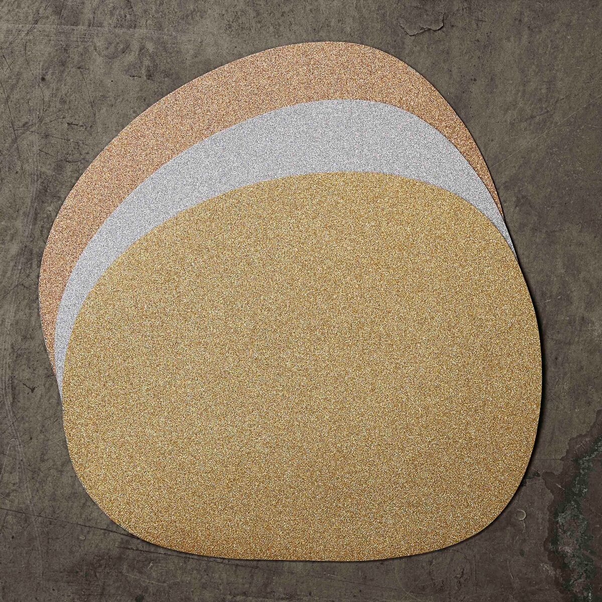 Raw organic bordsunderlegg bronse