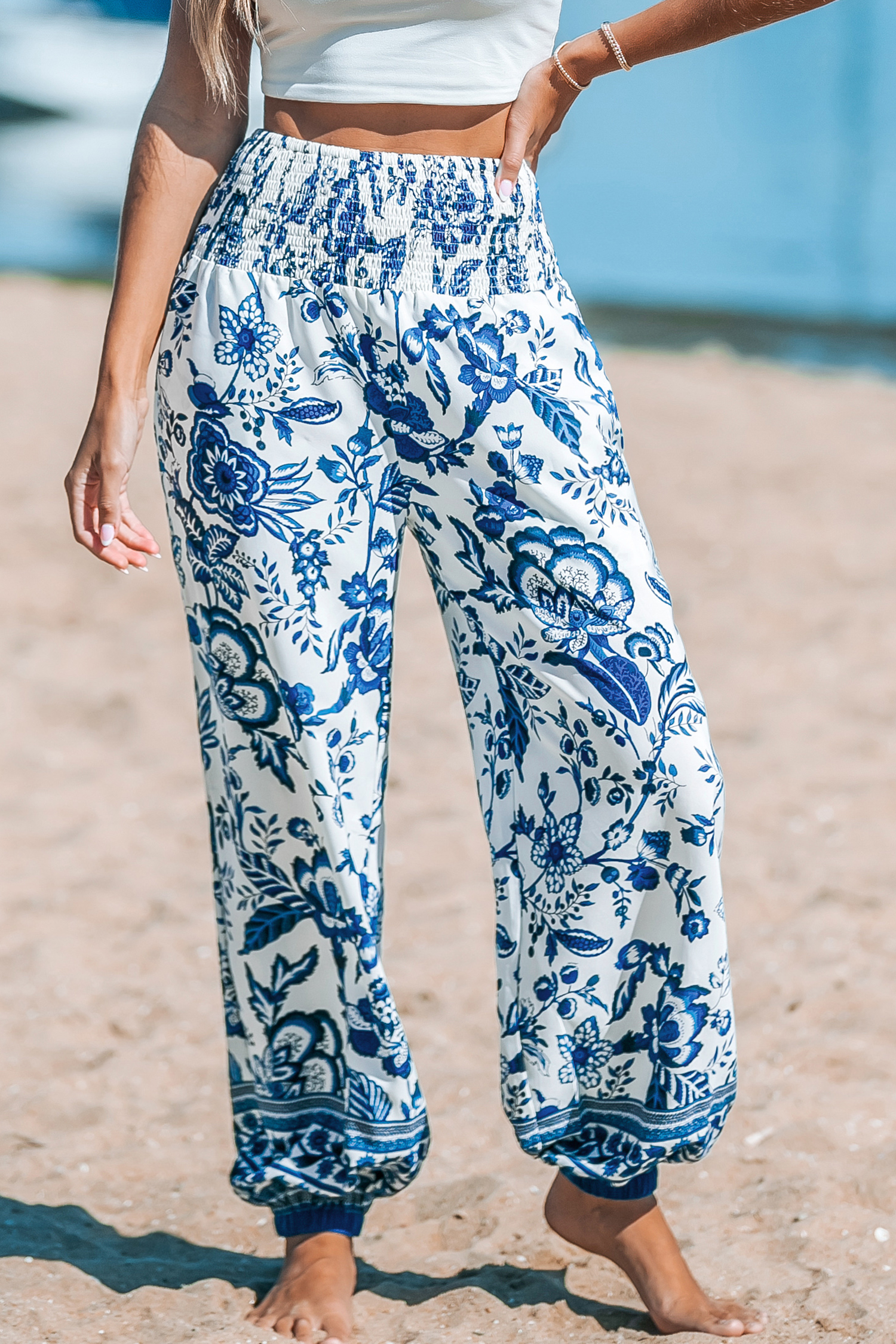 Pantalon à jambes trapèze avec taille à smocks bleu et blanc
