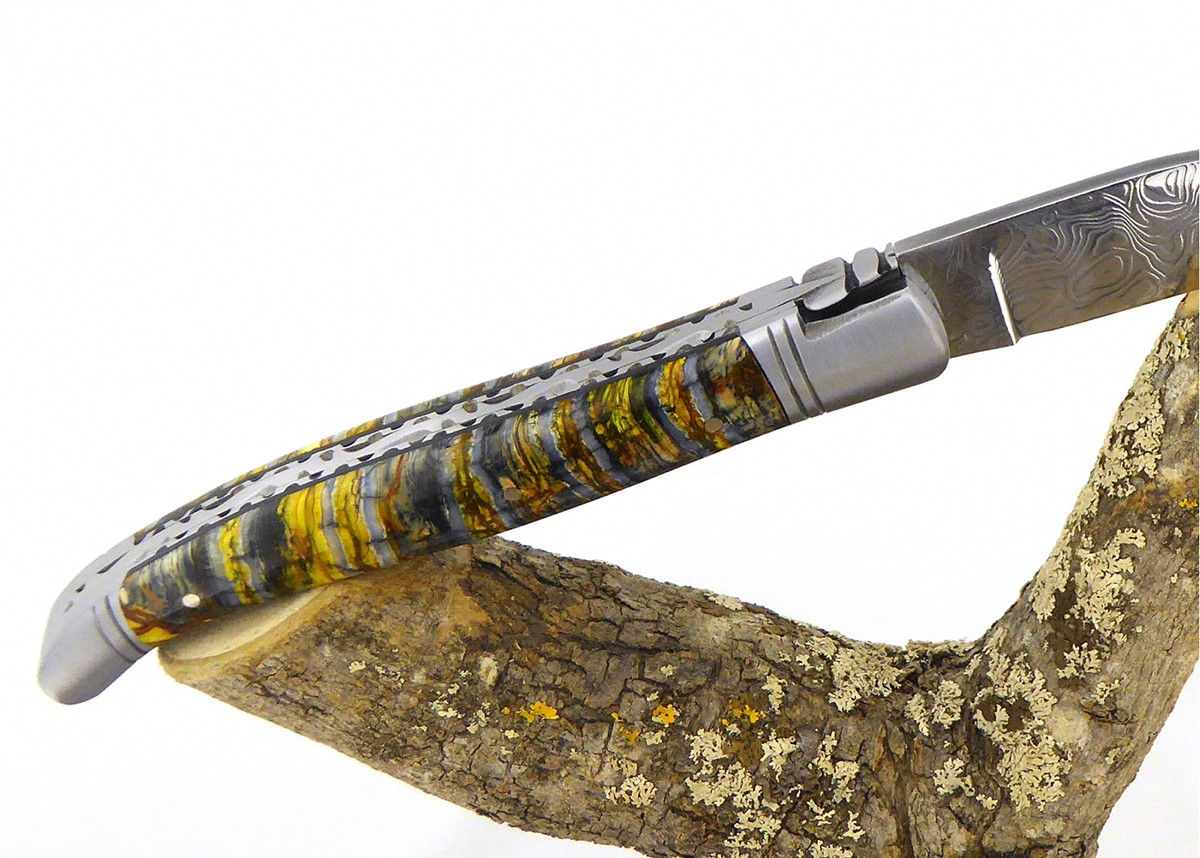 Couteau Laguiole avec un manche en Molaire de Mammouth teintée doré