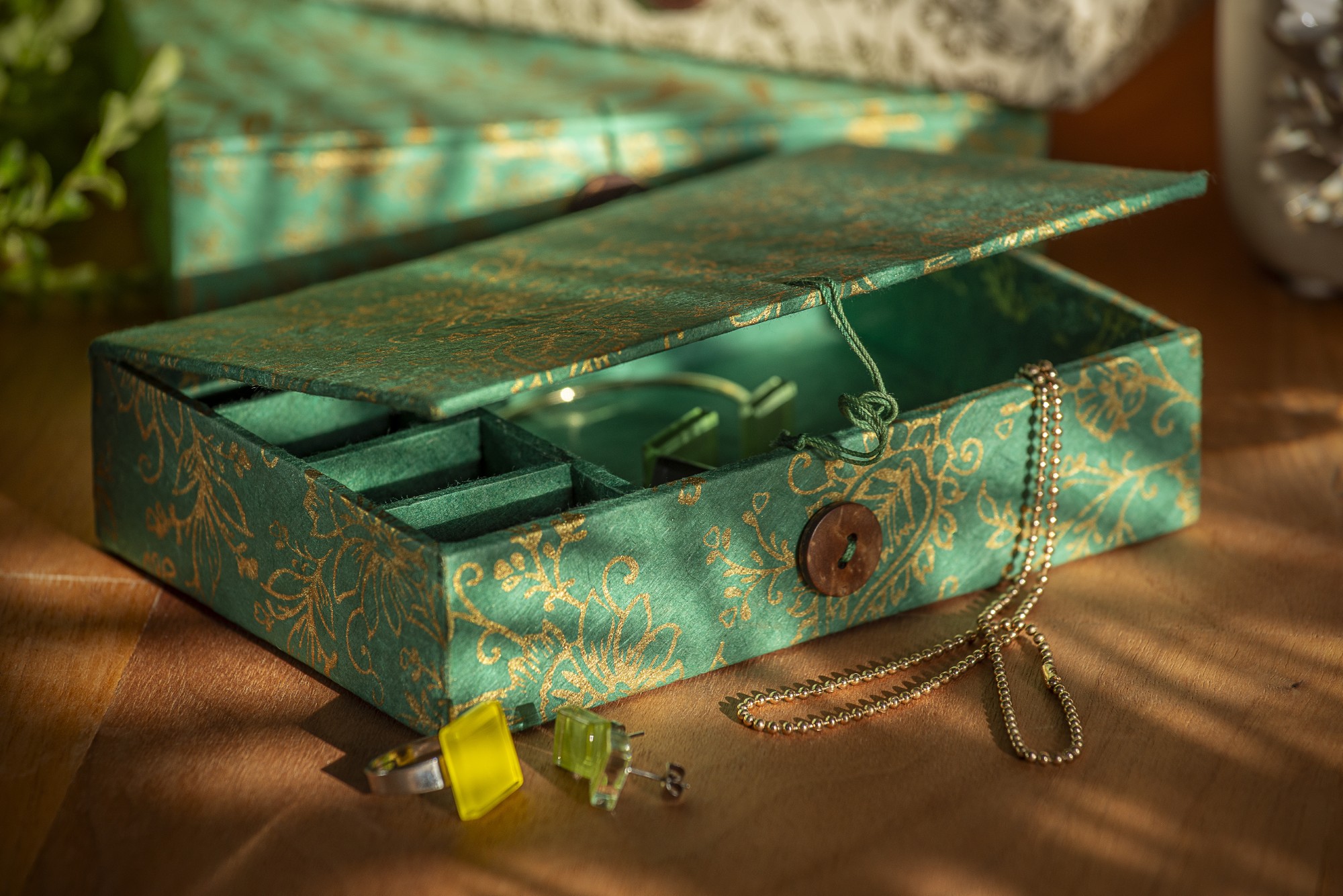 Geschenkbox 'Floral' aus Loktapapier, türkis-gold, B 16 cm, L 11 cm, H 4 cm von fischer's lagerhaus