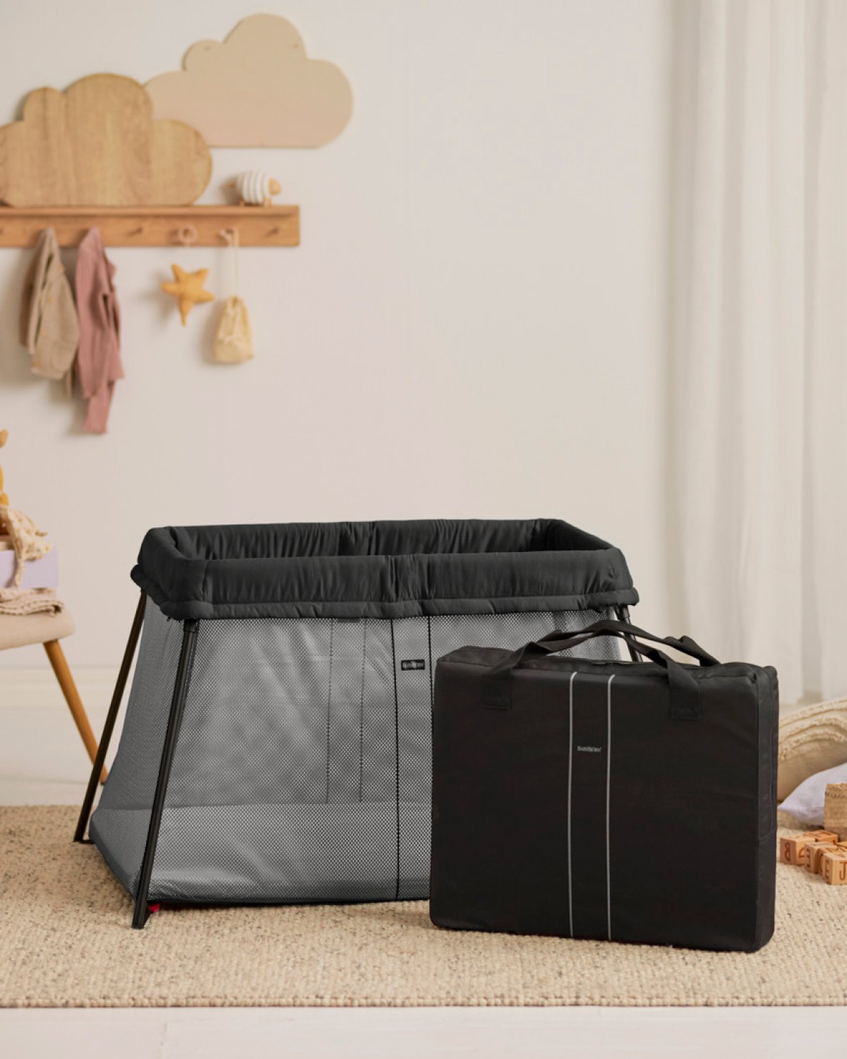 BabyBjörn Reiseseng Baby 0-3år – m/ Madrass, Reisebag og Overtrekkslaken | Travel Crib Light