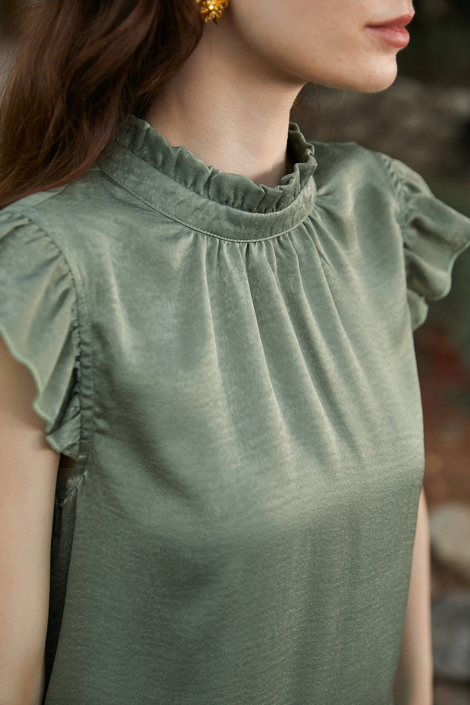 Robe mini à col montant et manches à volants verte