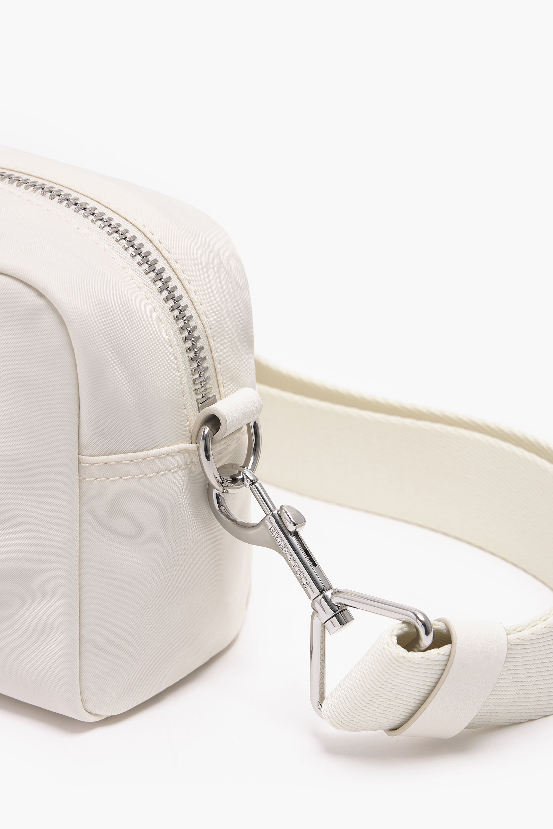 Bolsa de ombro pequena em nylon, cor osso.