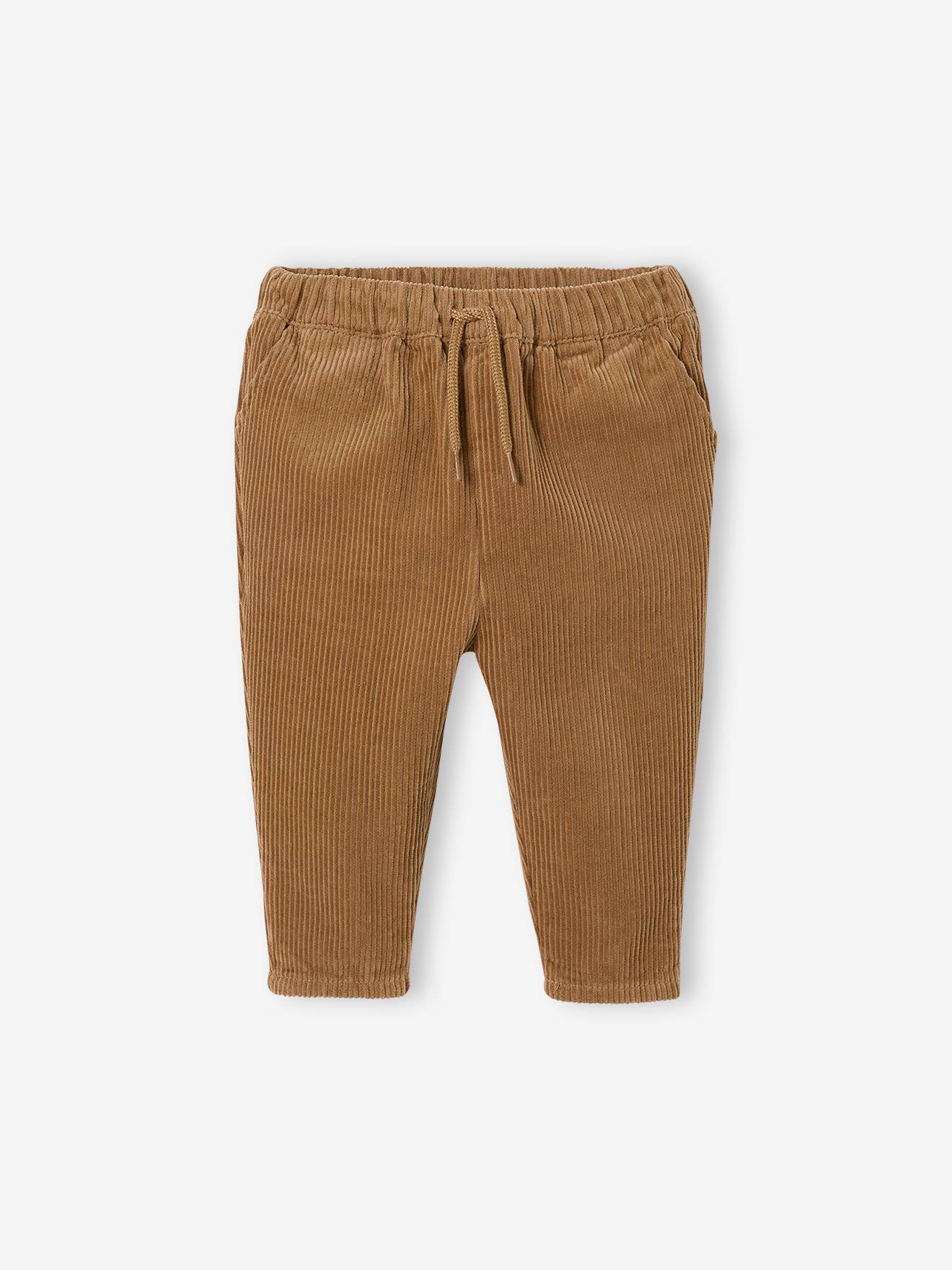 O conjunto para bebê inclui um moletom de lã e calças de veludo, em branco claro liso com estampas.