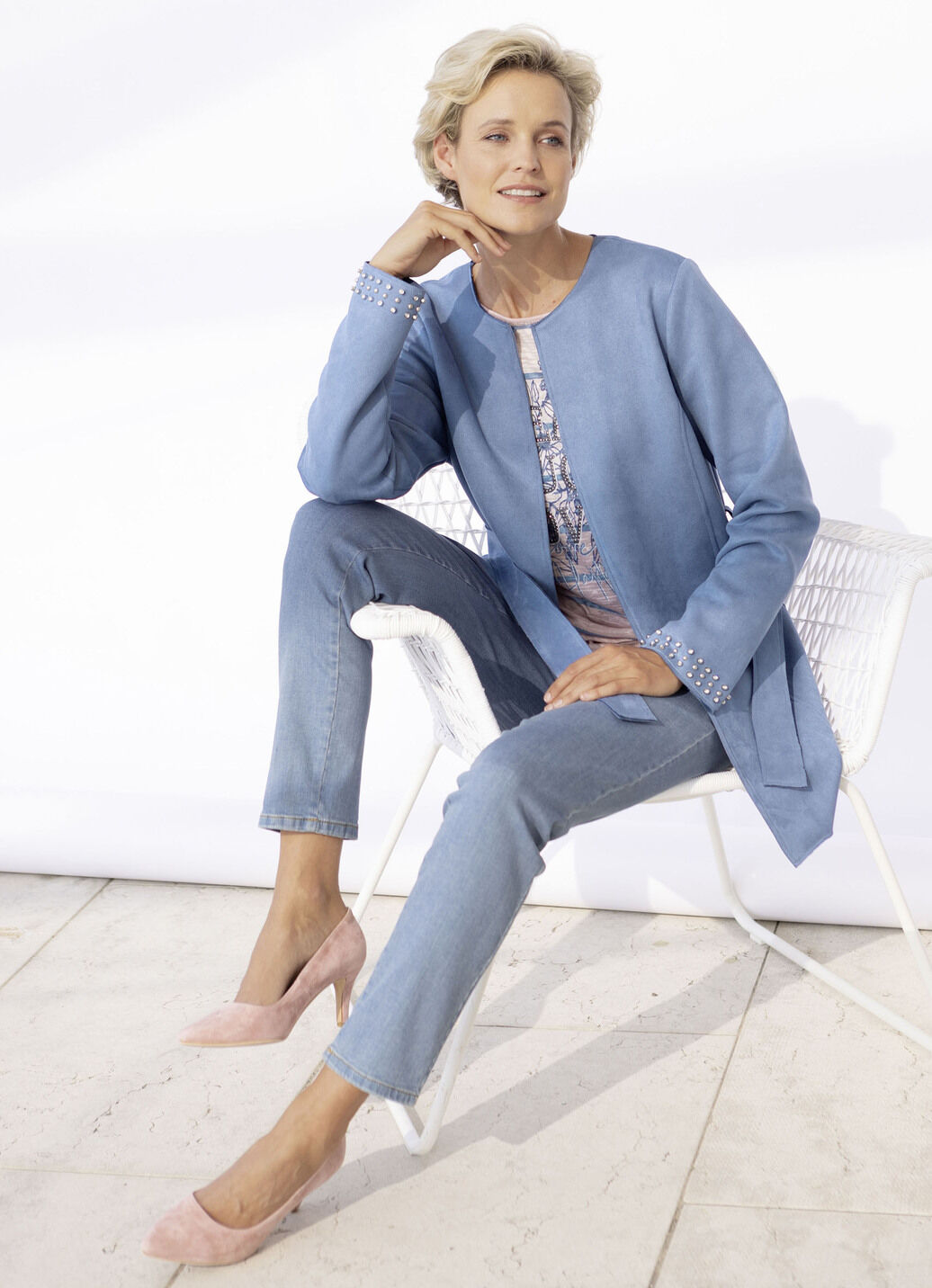 Jeans mit floraler Stickerei