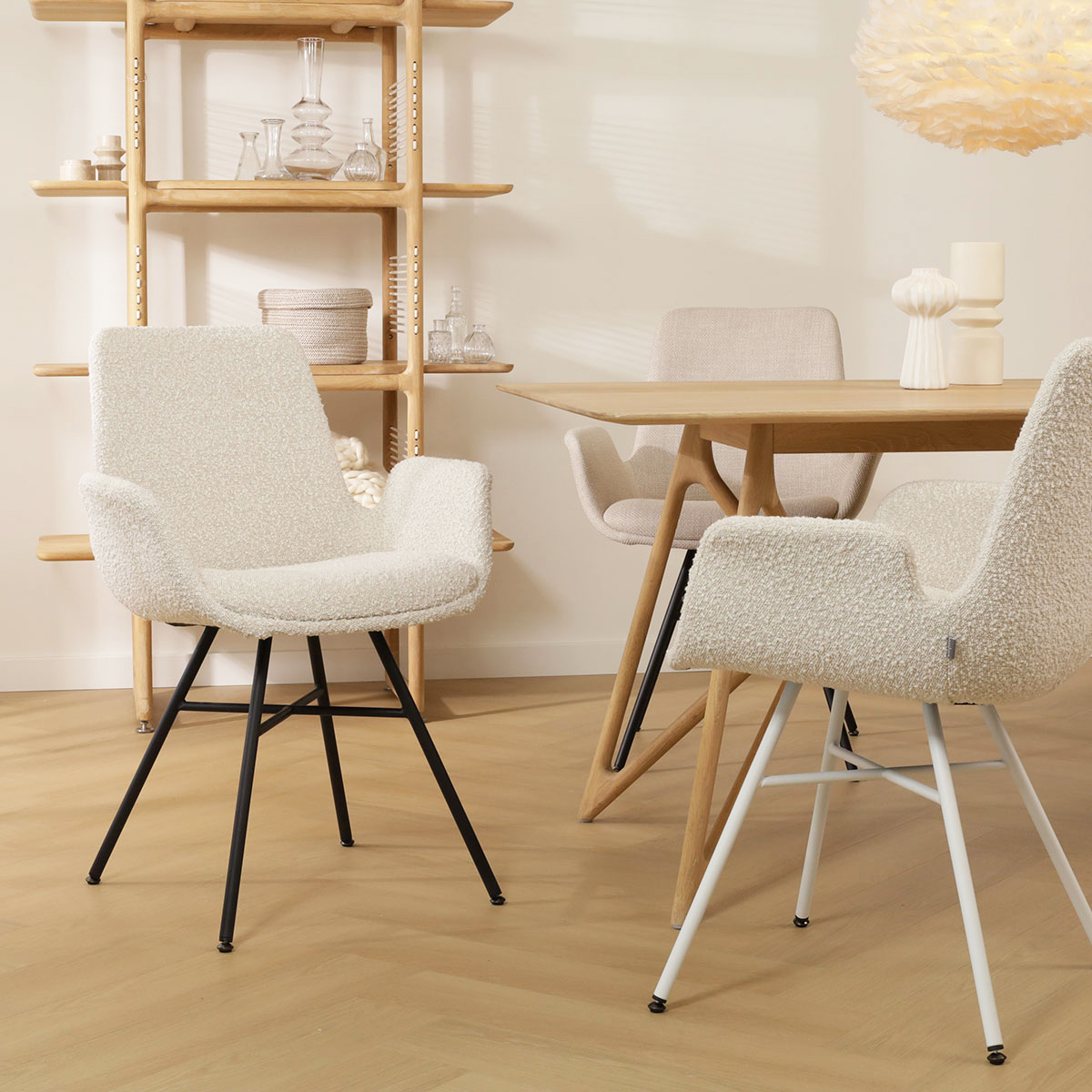 Eetkamerstoel Noa-Eef bouclé beige - wit onderstel