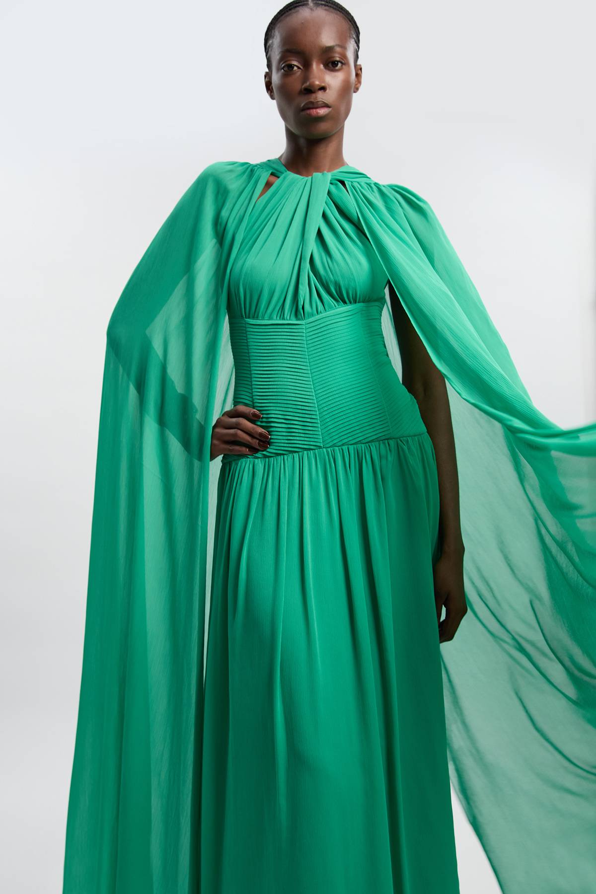 KarenMillen Robe Longue En Georgette Froissée Avec Cape Et Col Licou Torsadé
