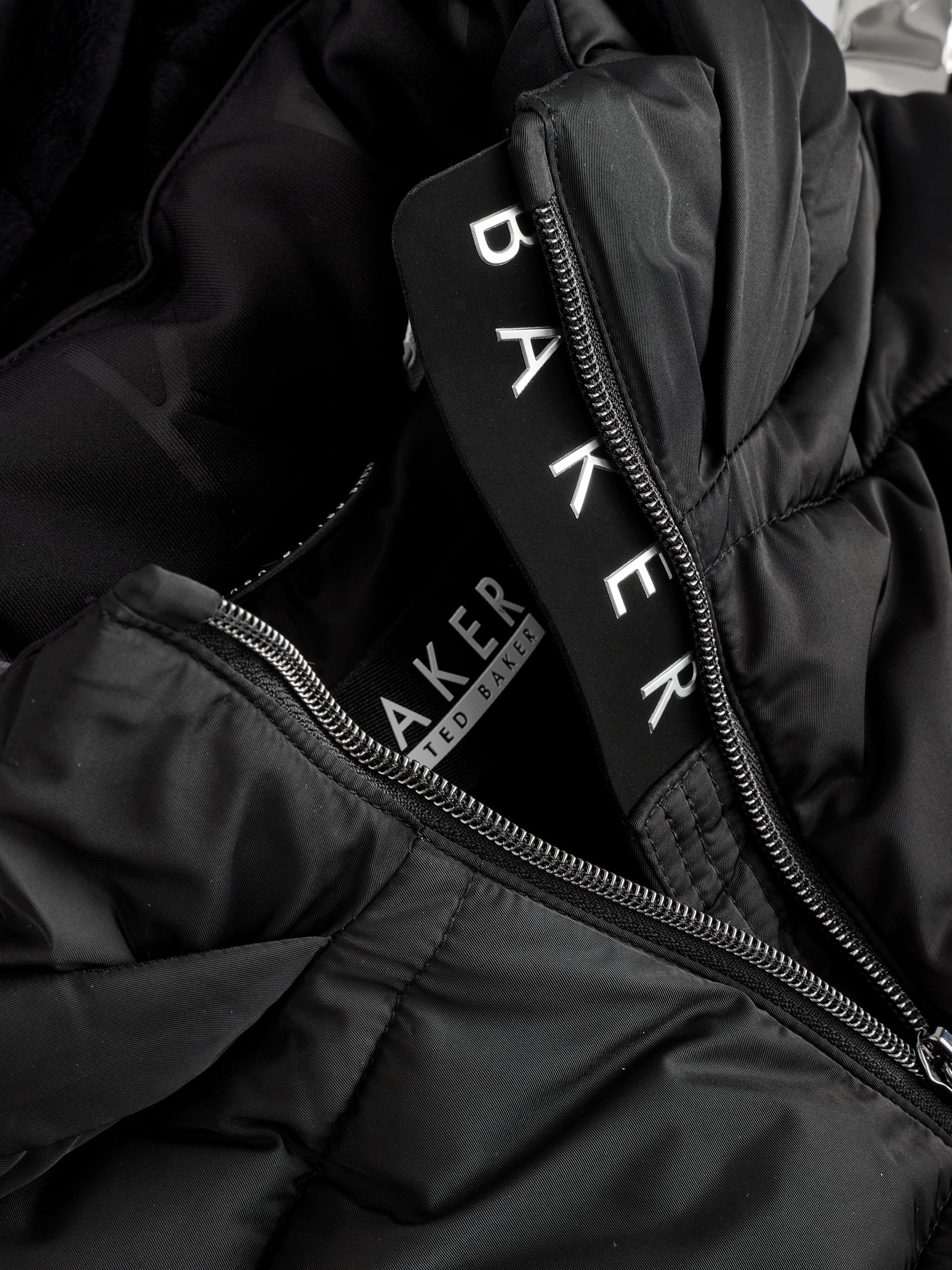 Baker by Ted Baker Regenbestendige Zwarte Gevoerde Jas met Ceintuur en Panelen