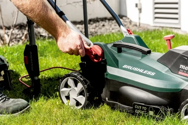 Metabo RM 36-18 LTX BL 36 - Græsslåmaskine - ledningfri - 18 V - 4000 opm - 36 cm - 12.6 kg - SOLO