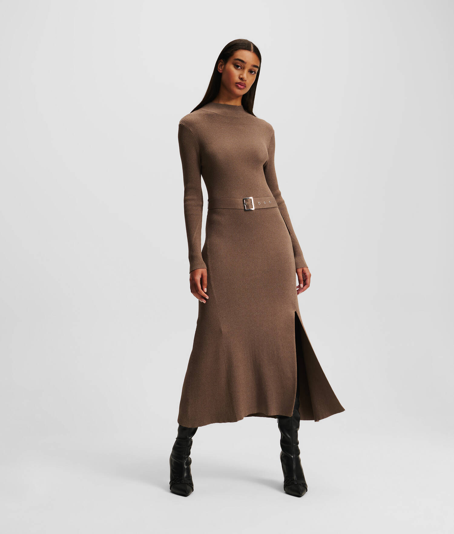 ROBE EN TRICOT CEINTURÉE À MANCHES LONGUES