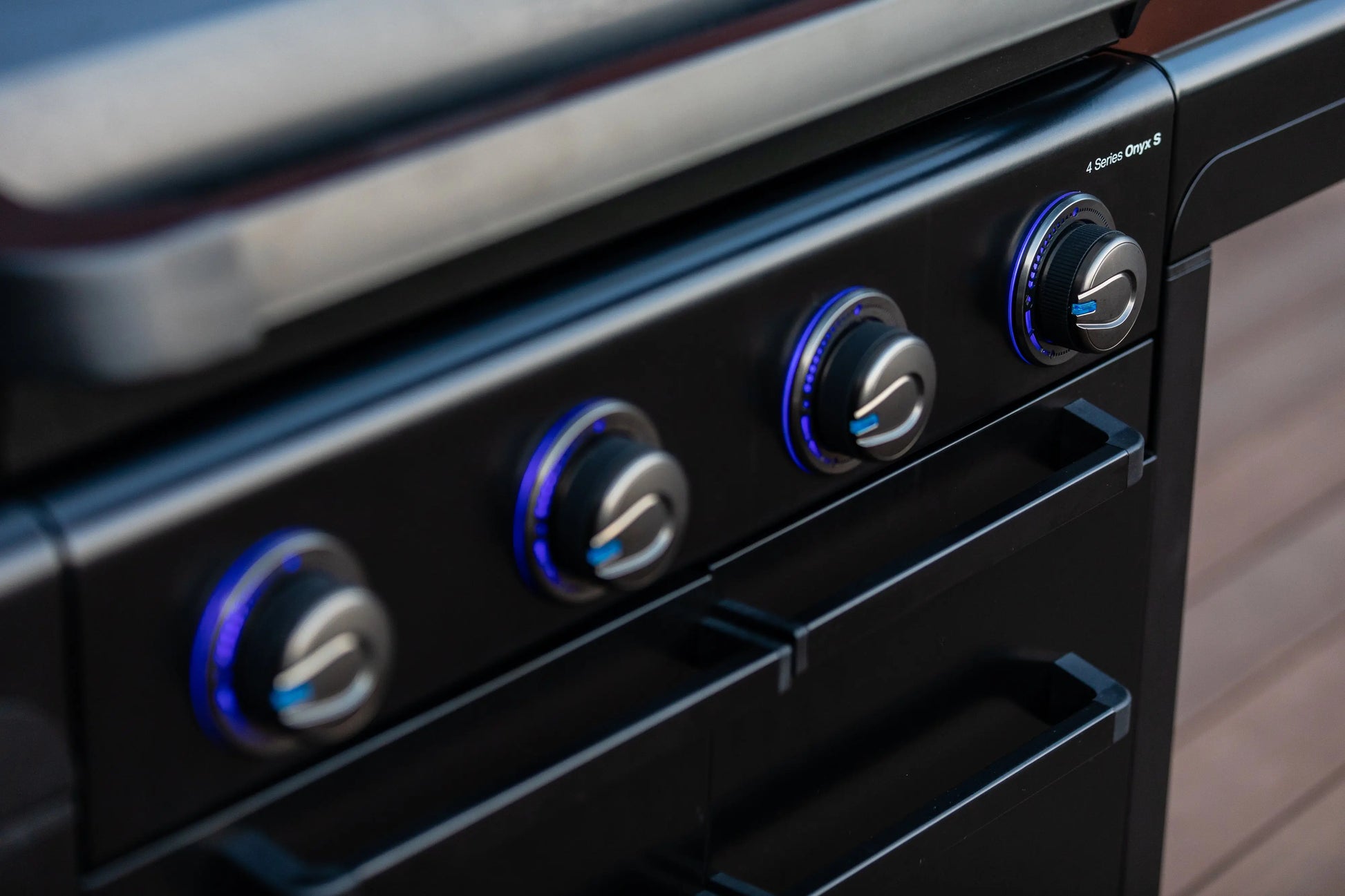 4 Series Onyx S