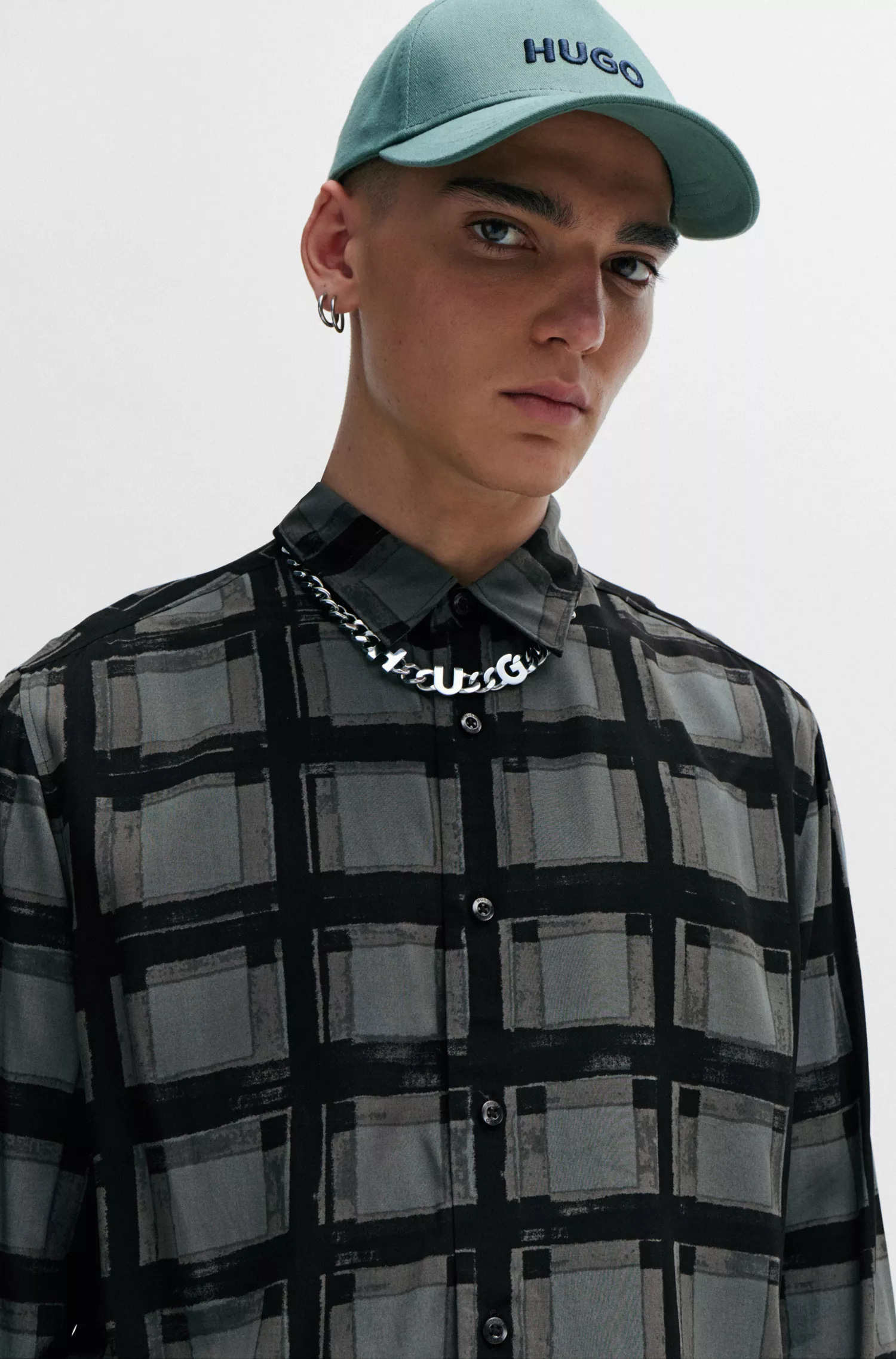 Camisa HUGO vermelha de corte relaxado com estampa abstrata por toda a peça.