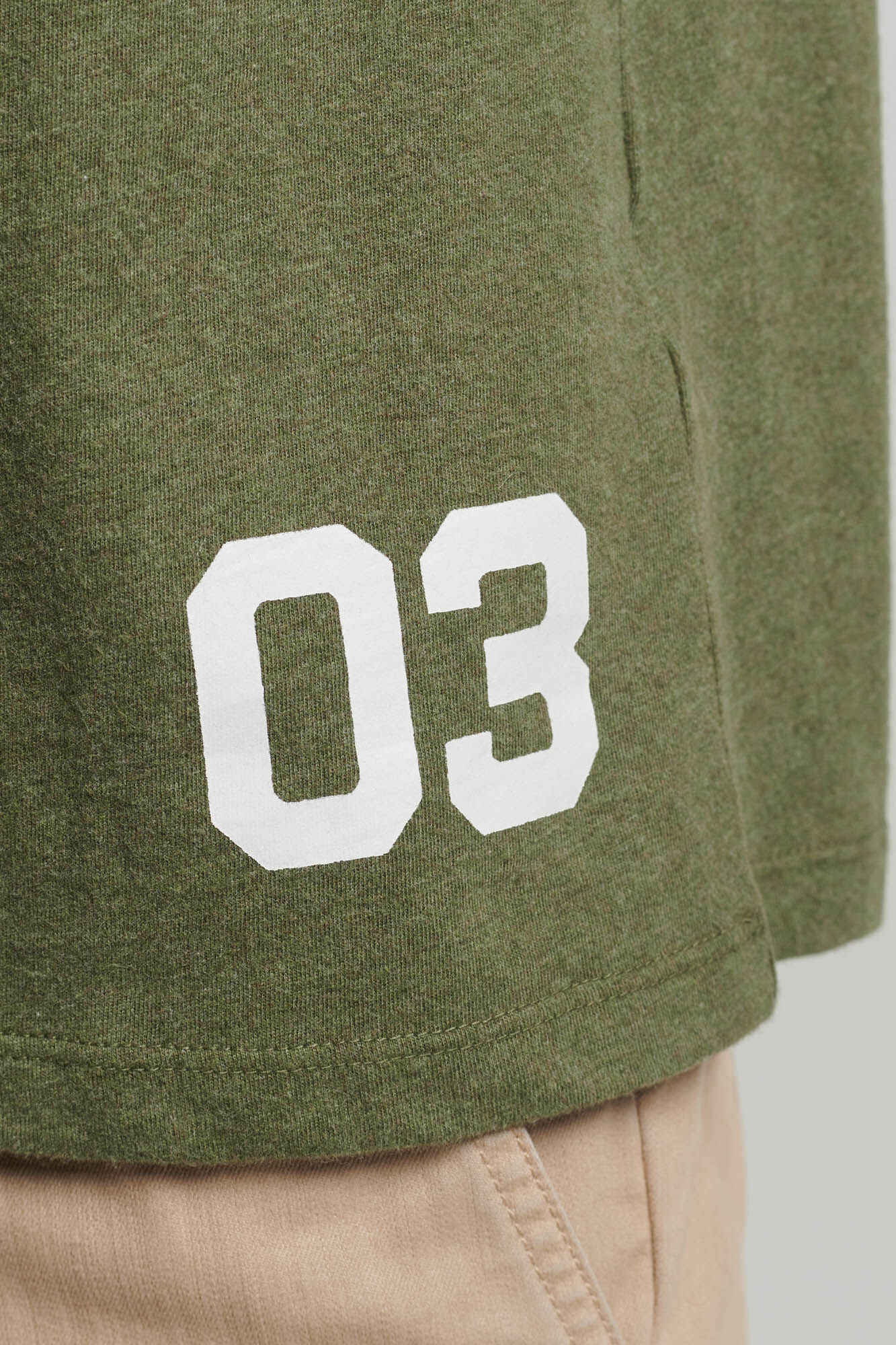 Camiseta de algodão orgânico com mangas raglan e logo vintage - cáqui escuro