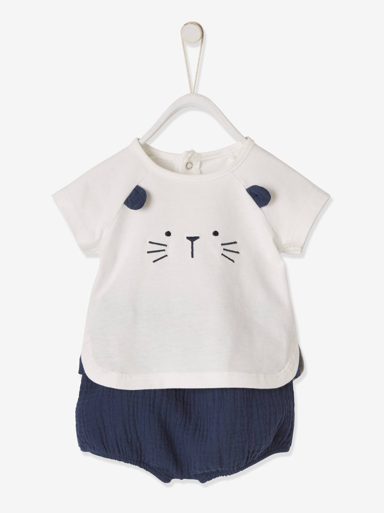 Conjunto para recém-nascido composto por camiseta e shorts para ocasiões formais, na cor marrom.