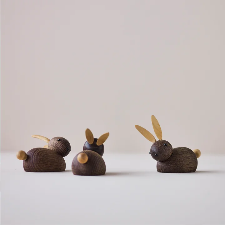 Lucie Kaas - Skjøde Hase Holzfigur small, Eiche geräuchert / Ahorn