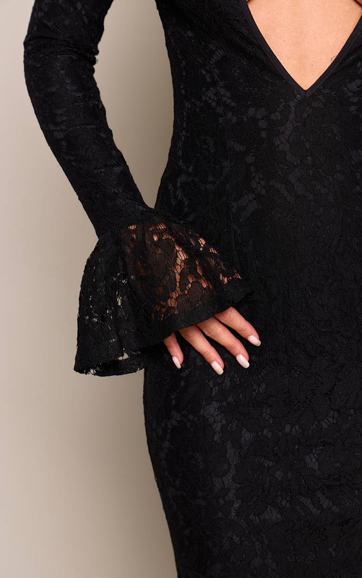 Noir Robe Longue Évasée En Dentelle Avec Découpe Au Col Et Manches Longues Évasées