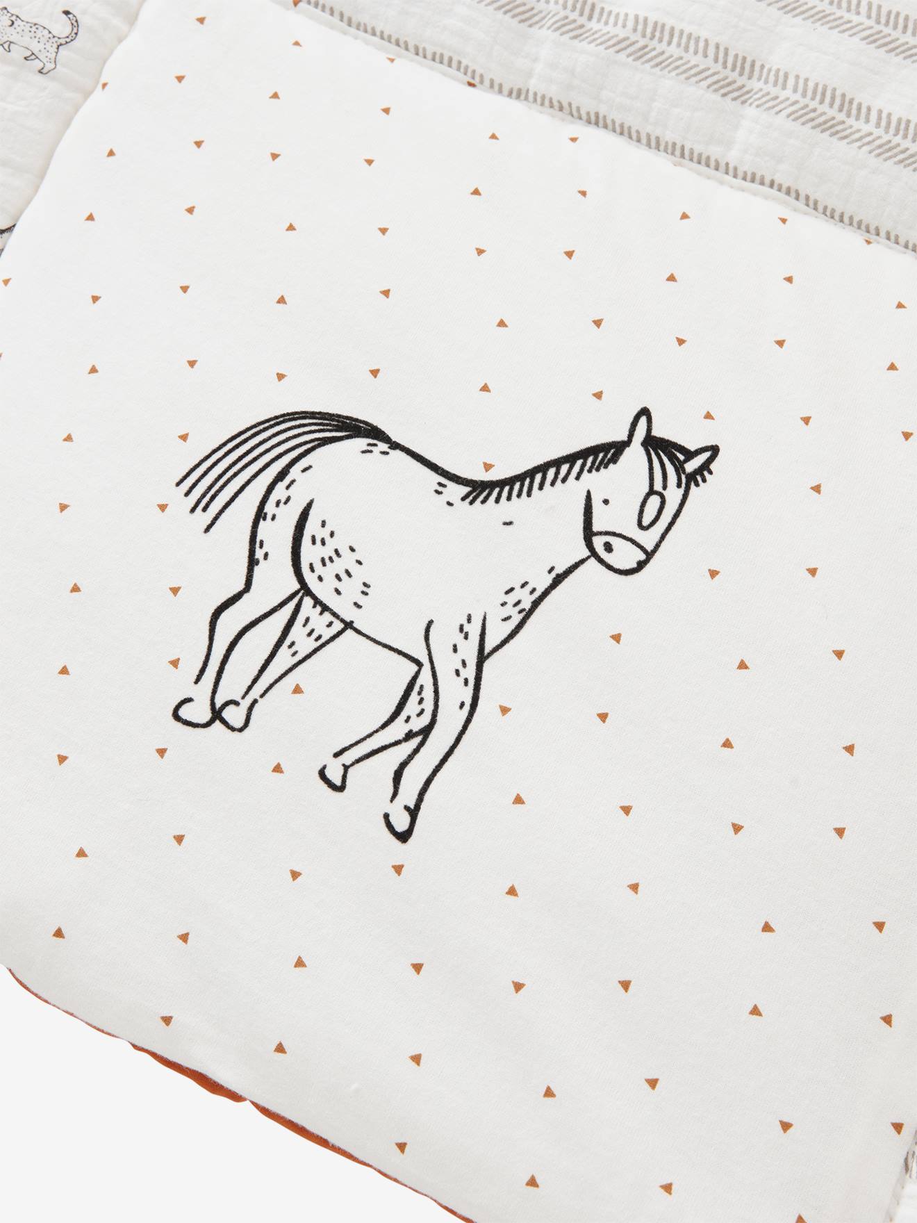 Pequena colcha de retalhos Nomad, lisa em tom castanho médio com motivos.